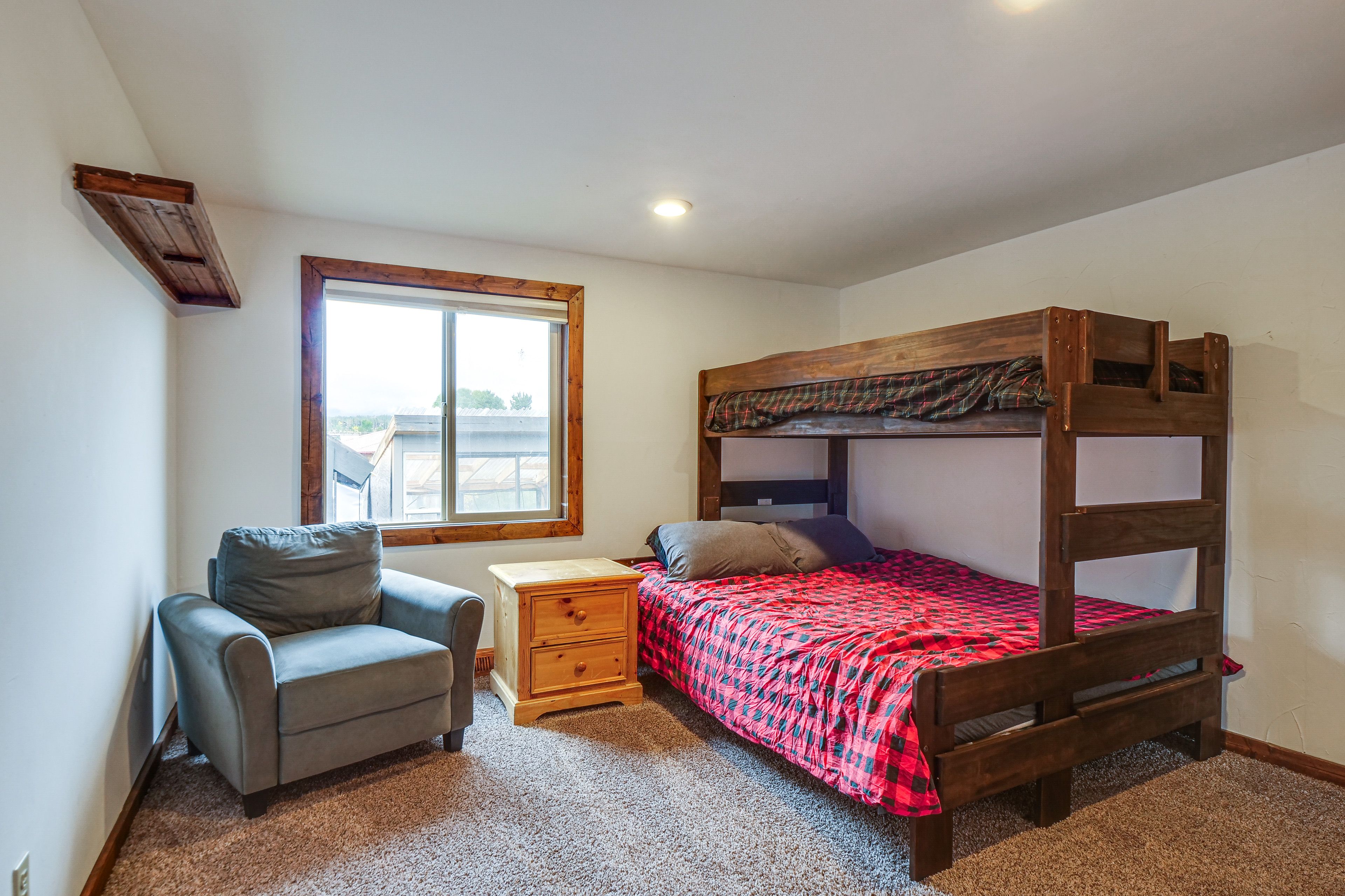 Bedroom 4 | Twin/Queen Bunk Bed | 1st Floor