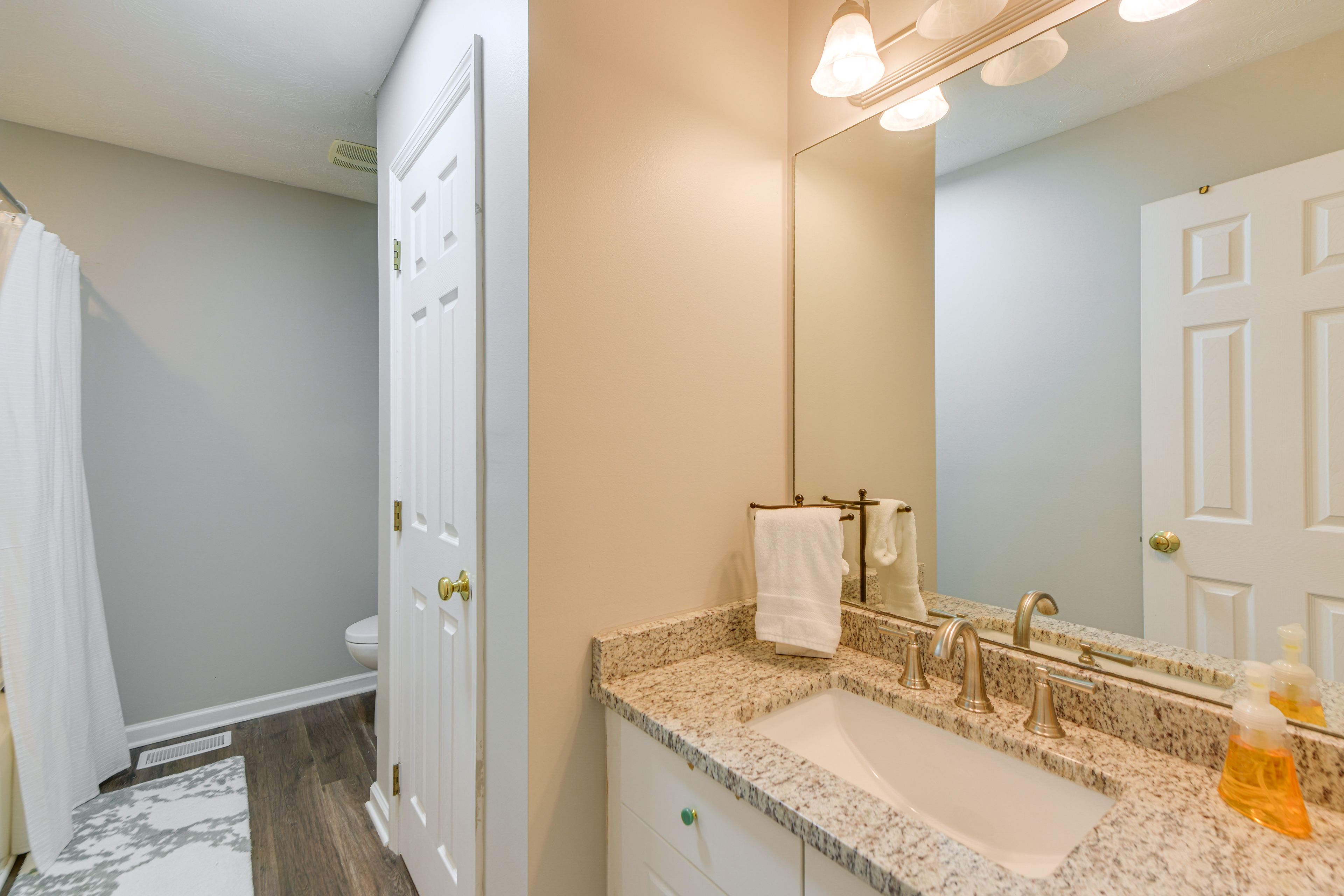 Full Bathroom | 2nd Floor | Towels Provided