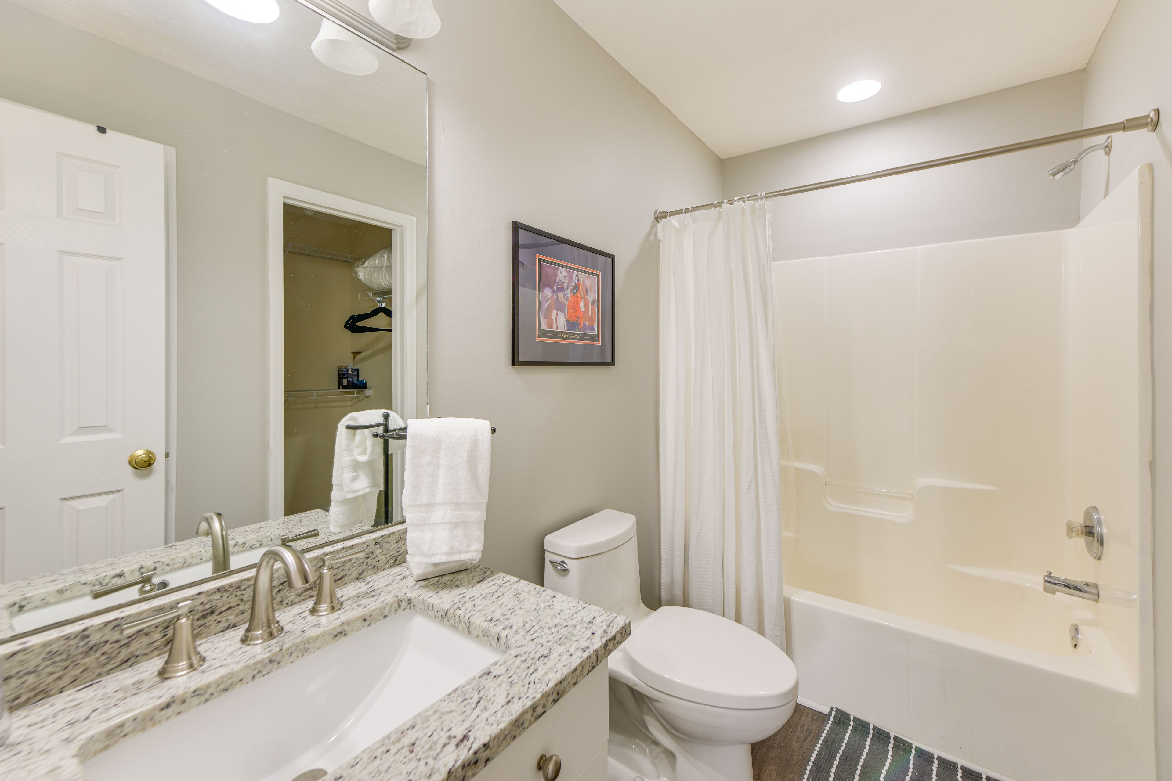 Full Bathroom | 2nd Floor | Complimentary Toiletries