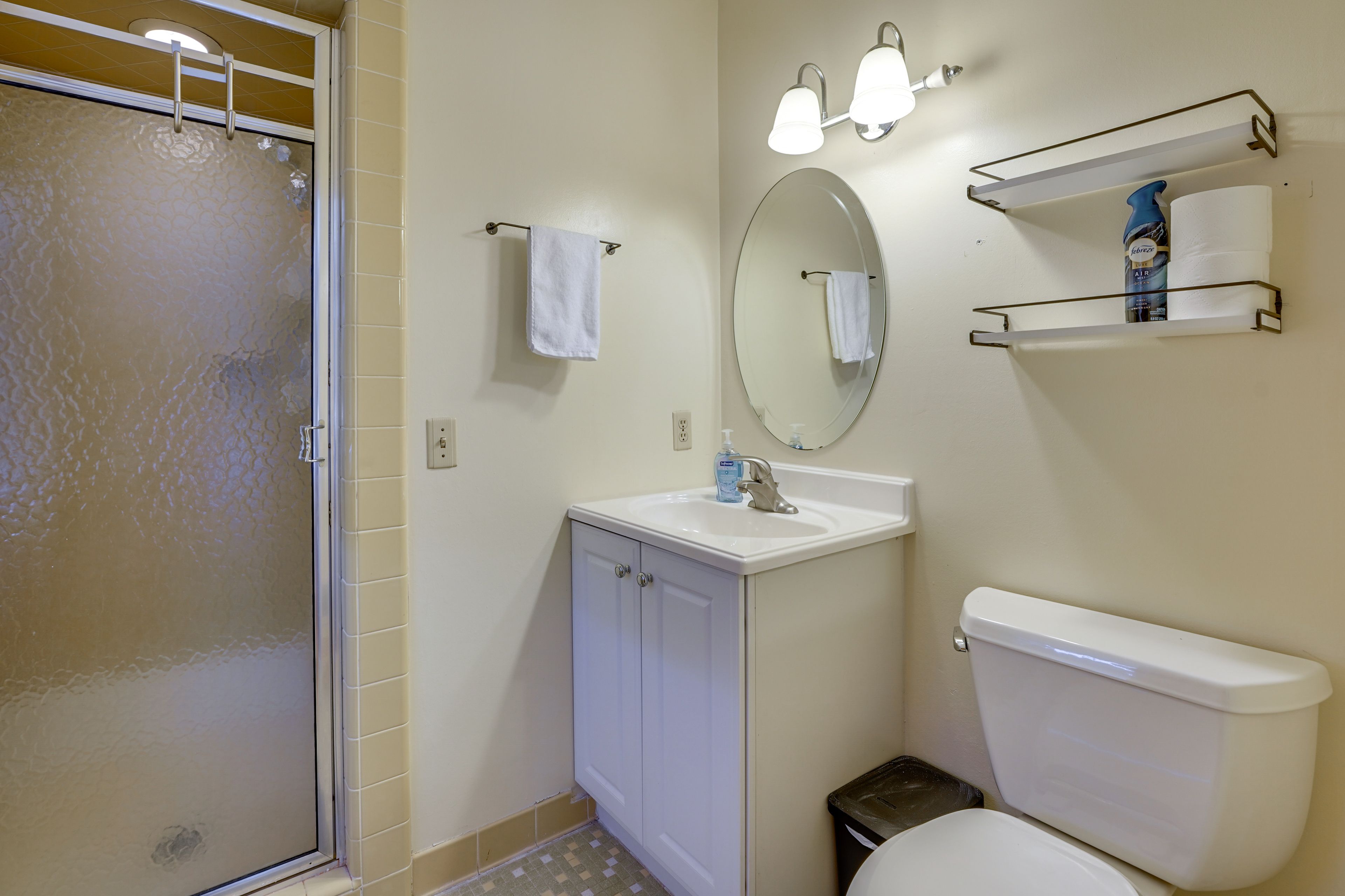 Full Bathroom | 2nd Floor | Towels Provided