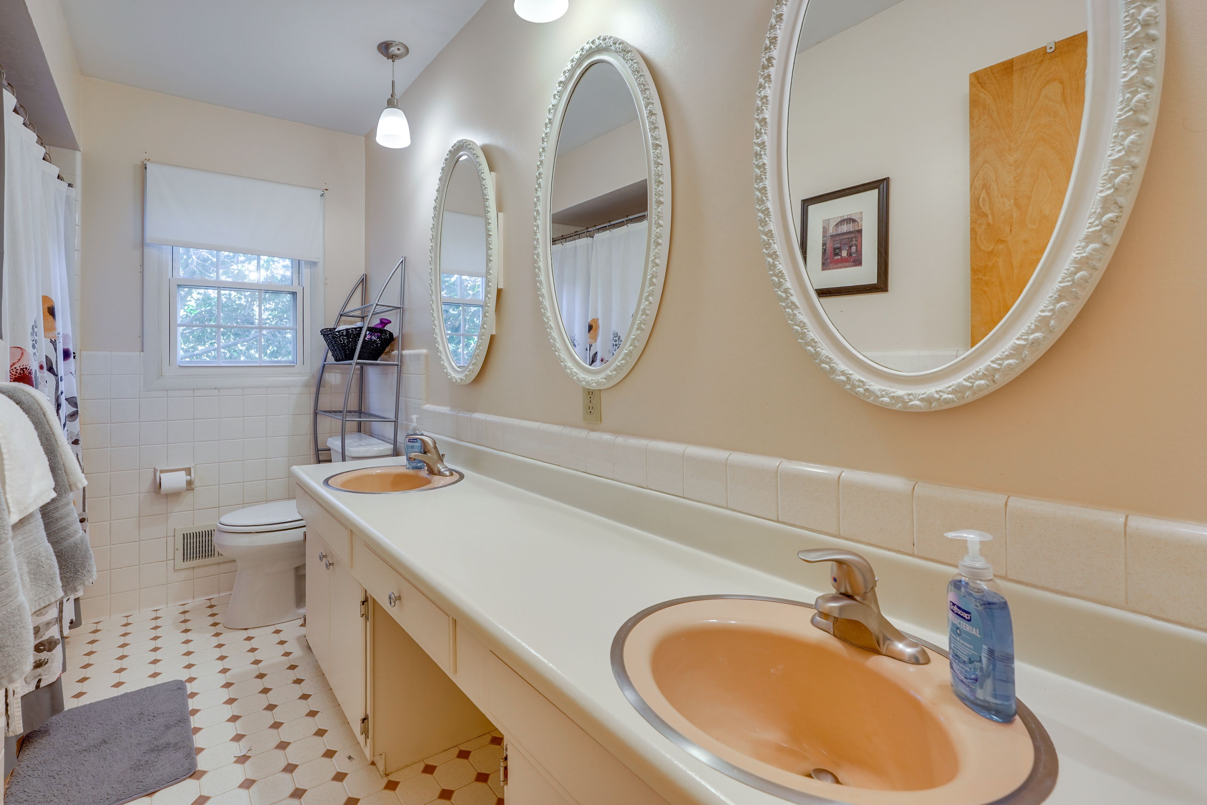 Full Bathroom | 2nd Floor | Complimentary Toiletries