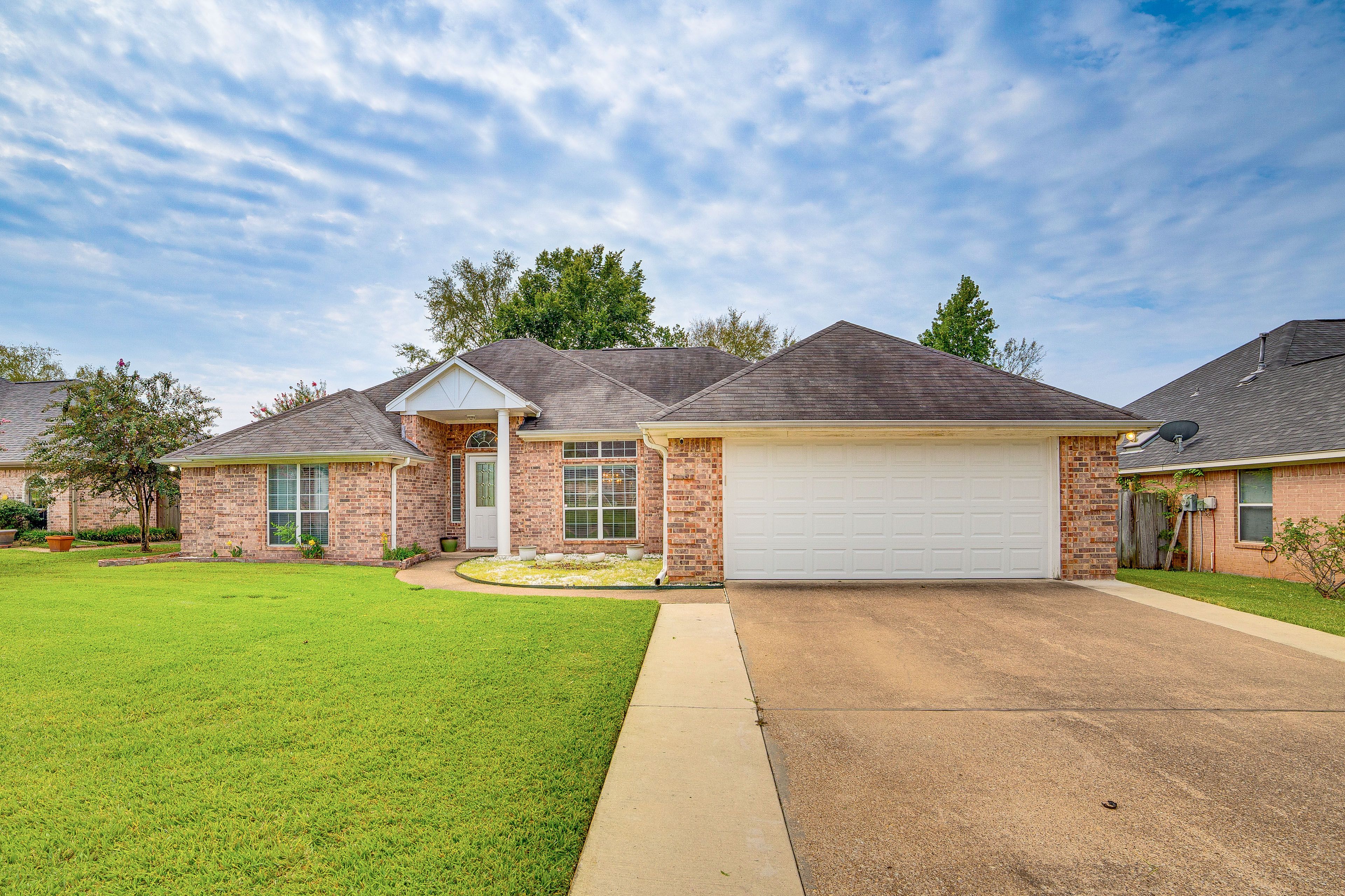 Parking | Garage (2 Vehicles) | Driveway (2 Vehicles)