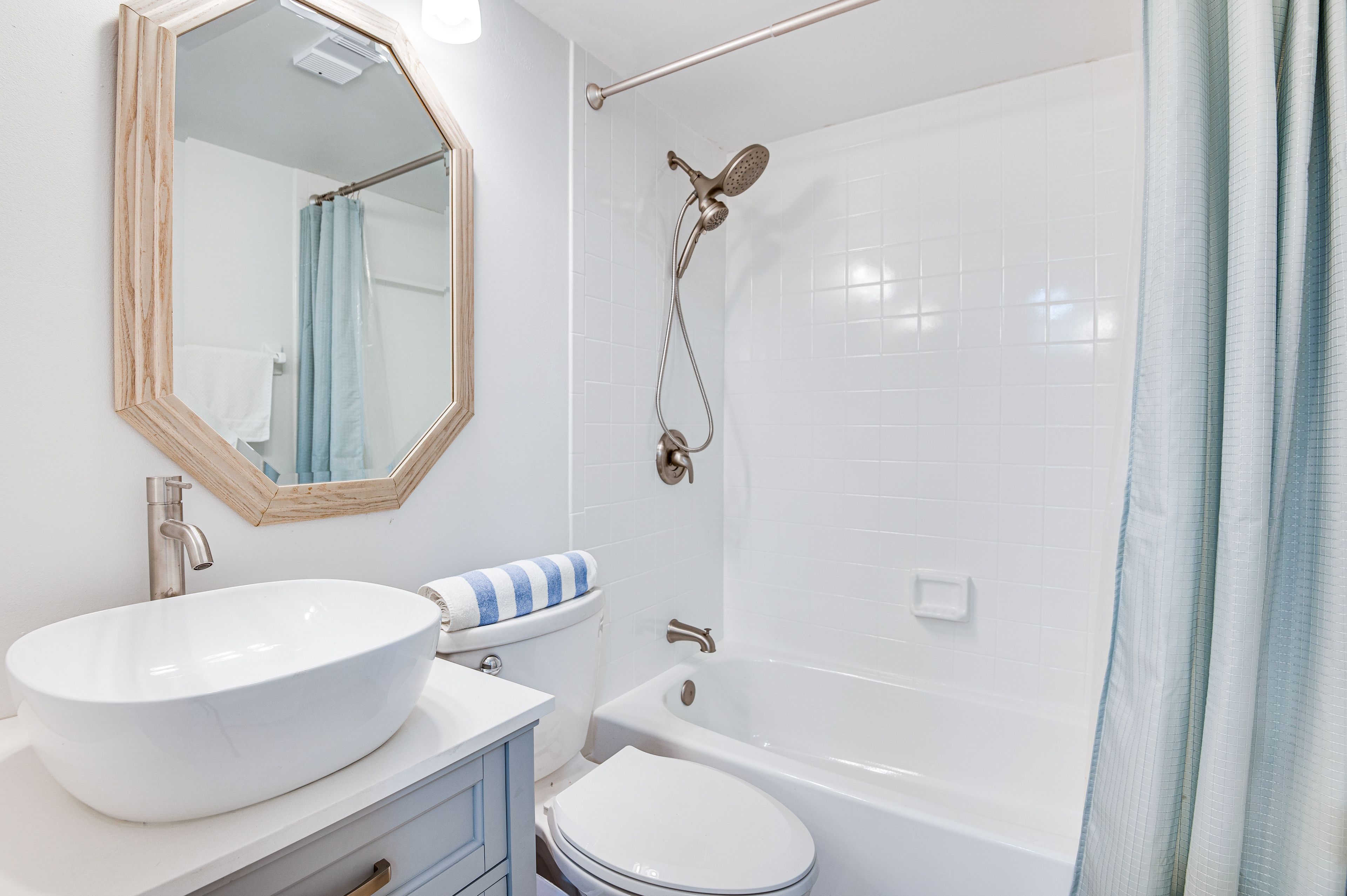 Full Bathroom | Towels Provided