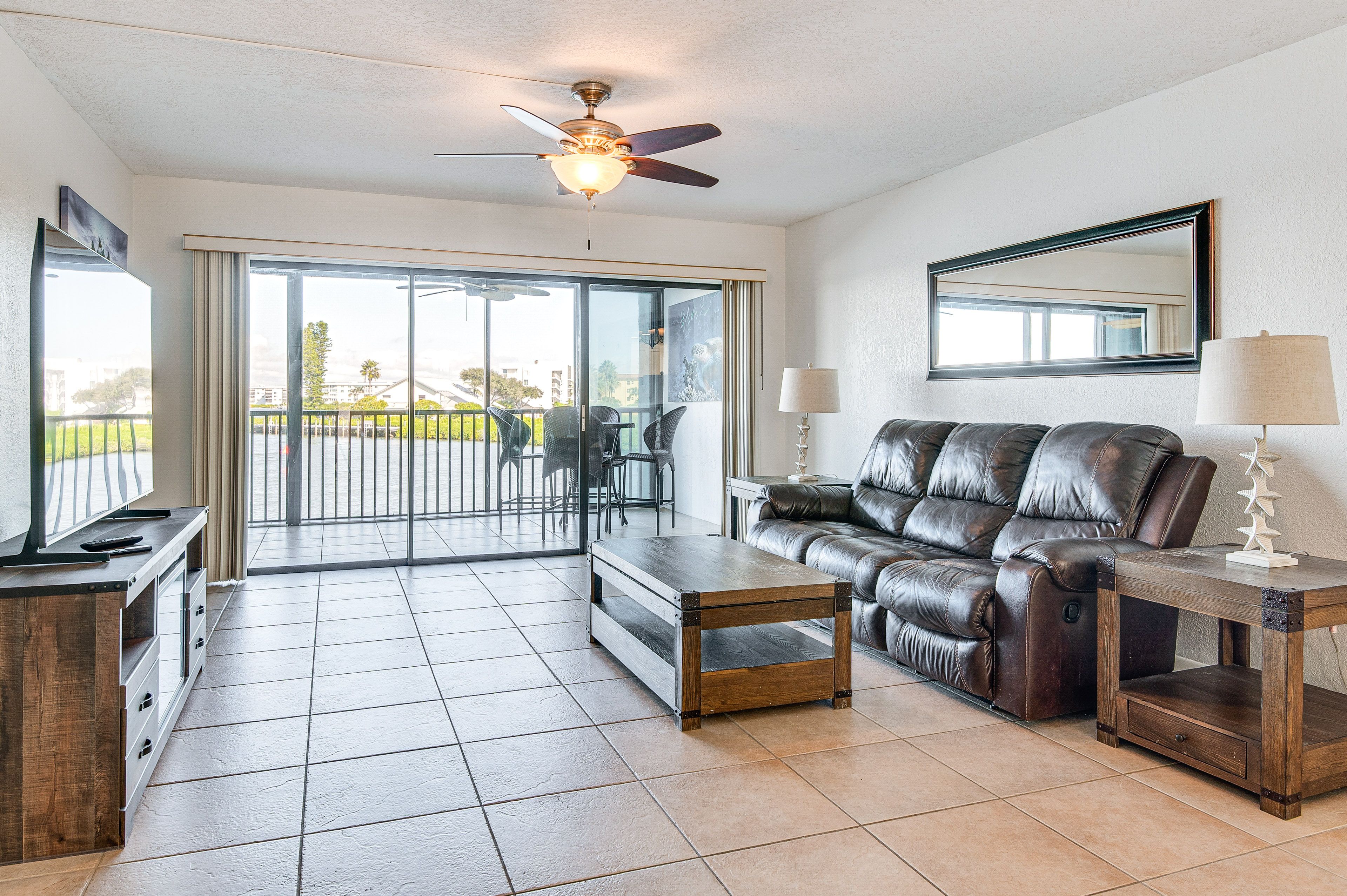 Living Room | HBO & Hulu Access | Free WiFi