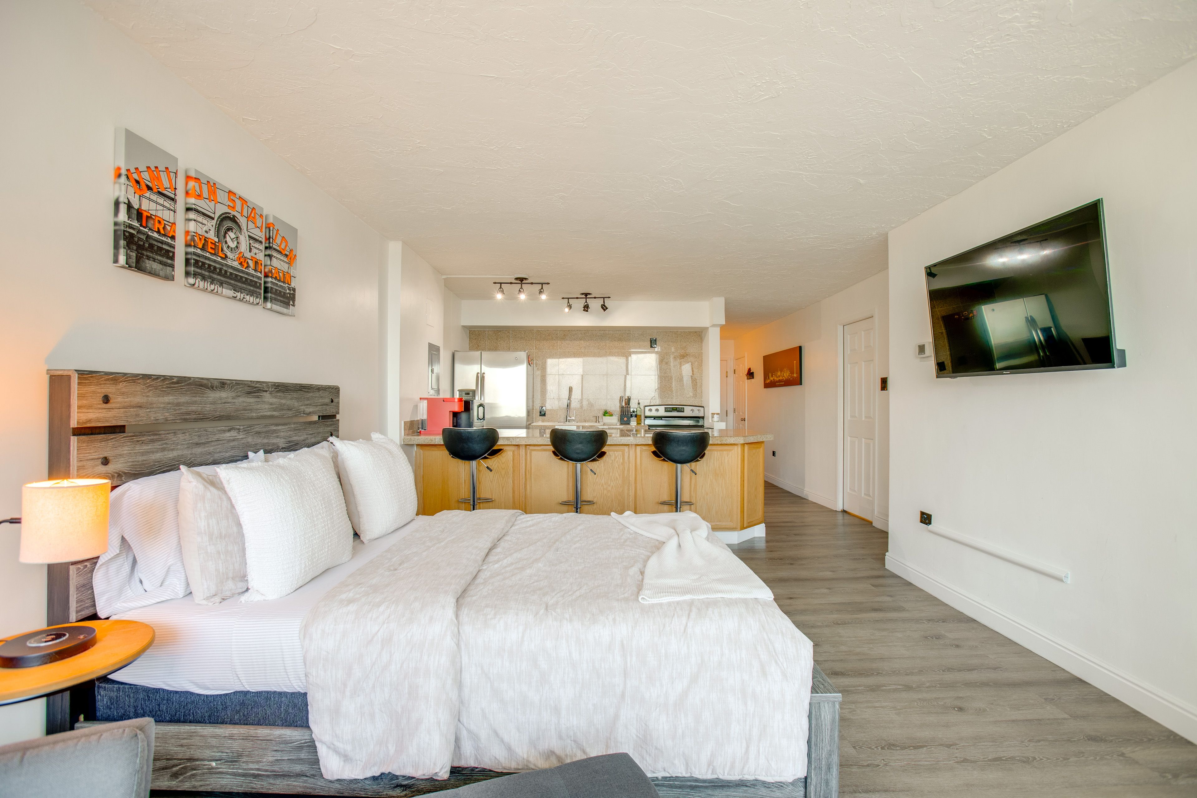 Studio | Queen Bed | Free WiFi