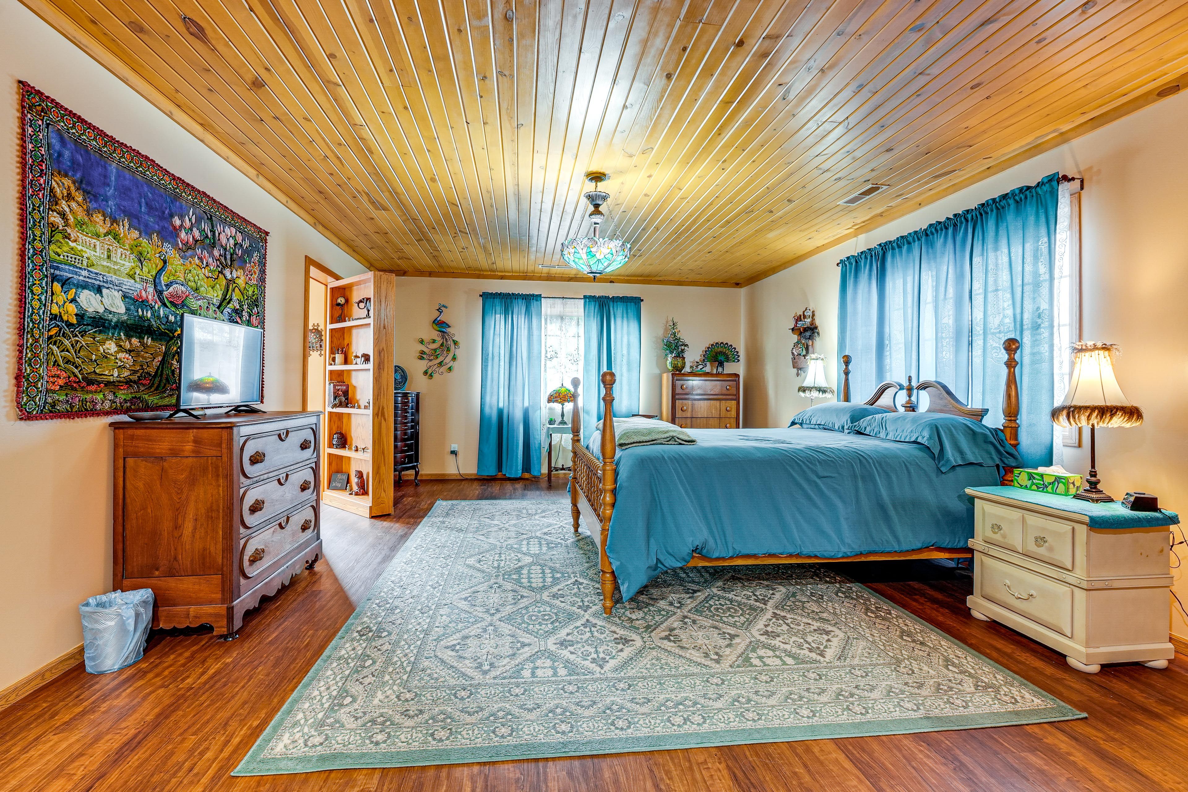 Bedroom 1 | Queen Bed | Main Floor