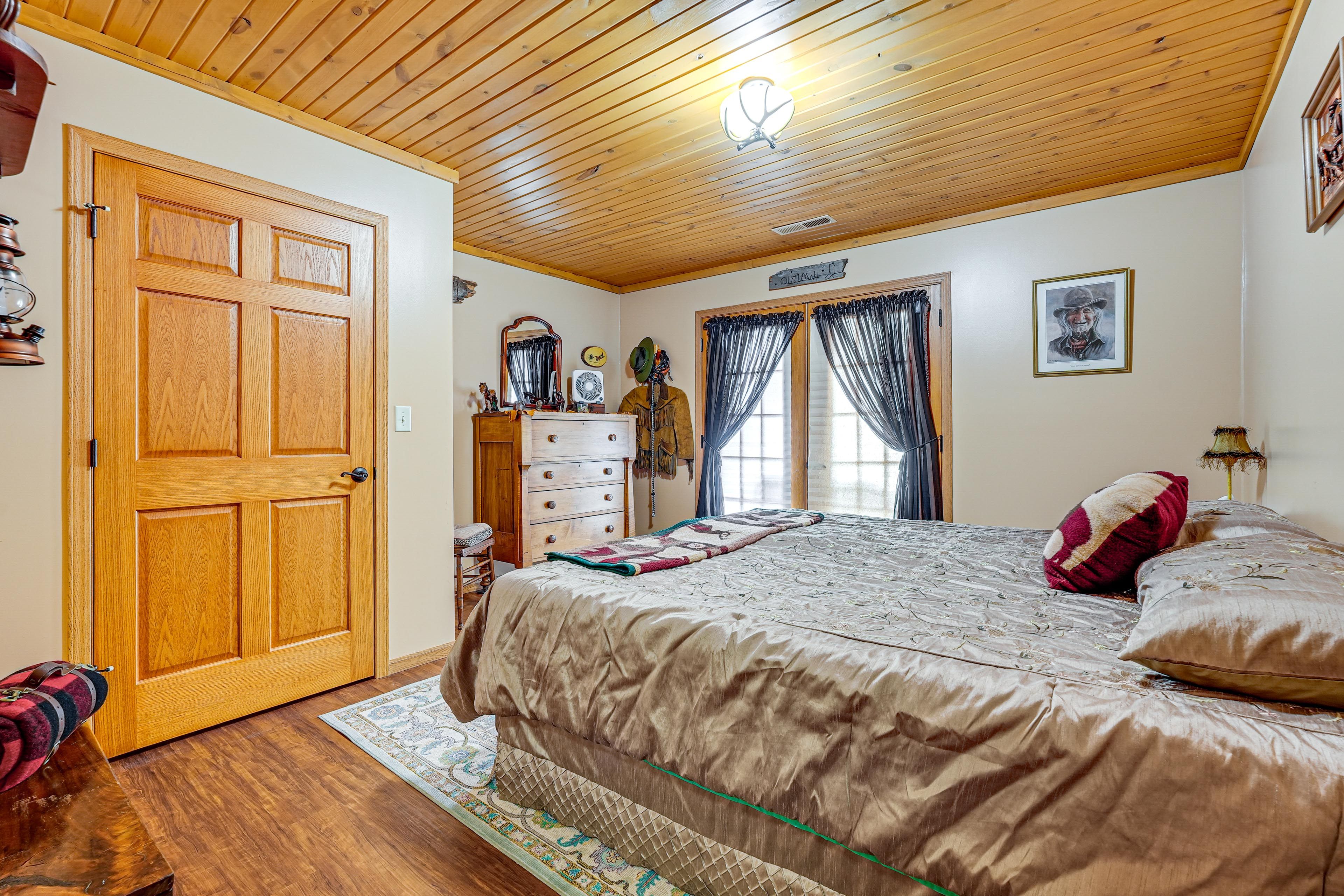 Bedroom 2 | King Bed | Main Floor