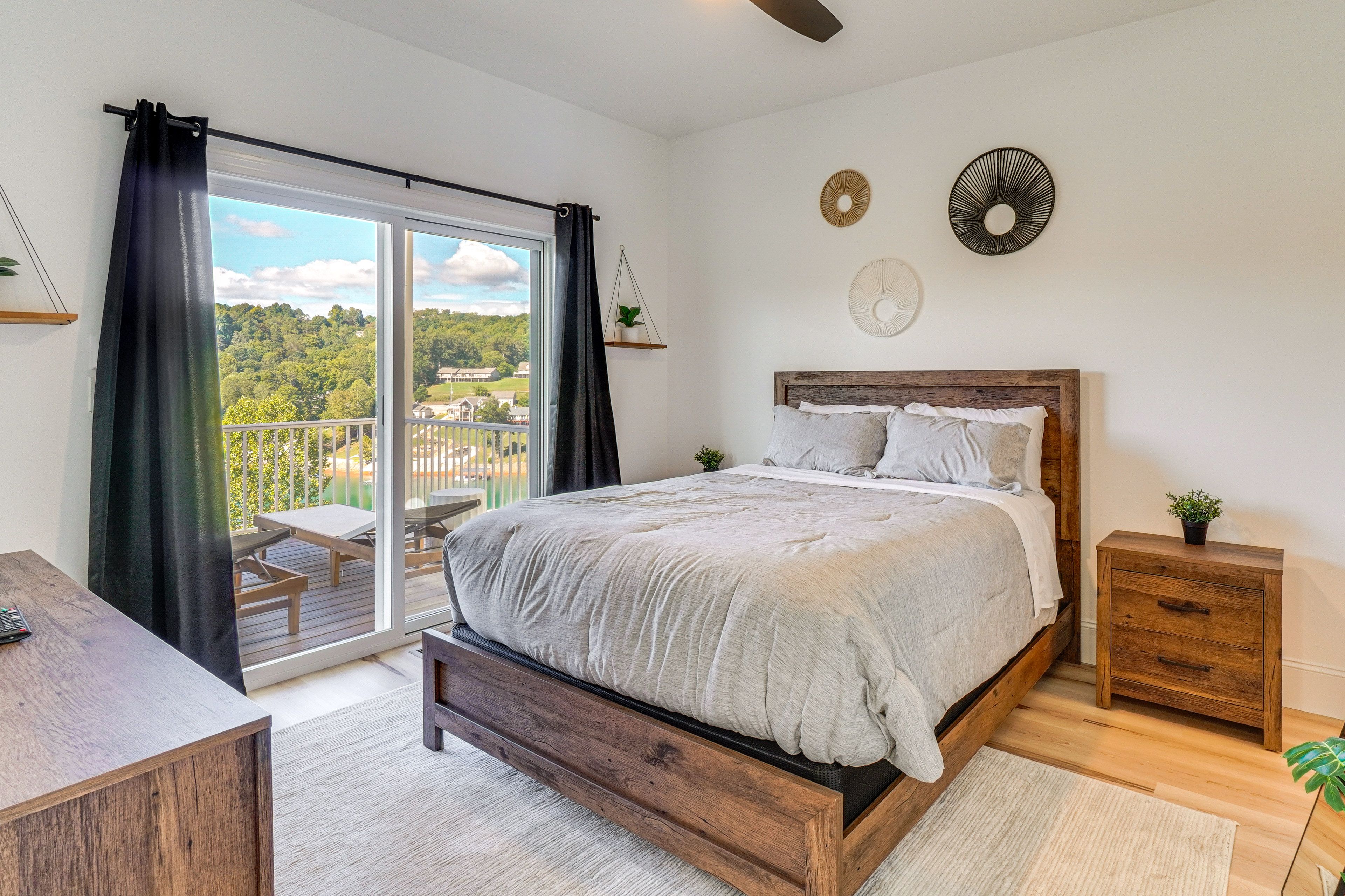 Bedroom 1 | Main Floor | Queen Bed | Linens Provided