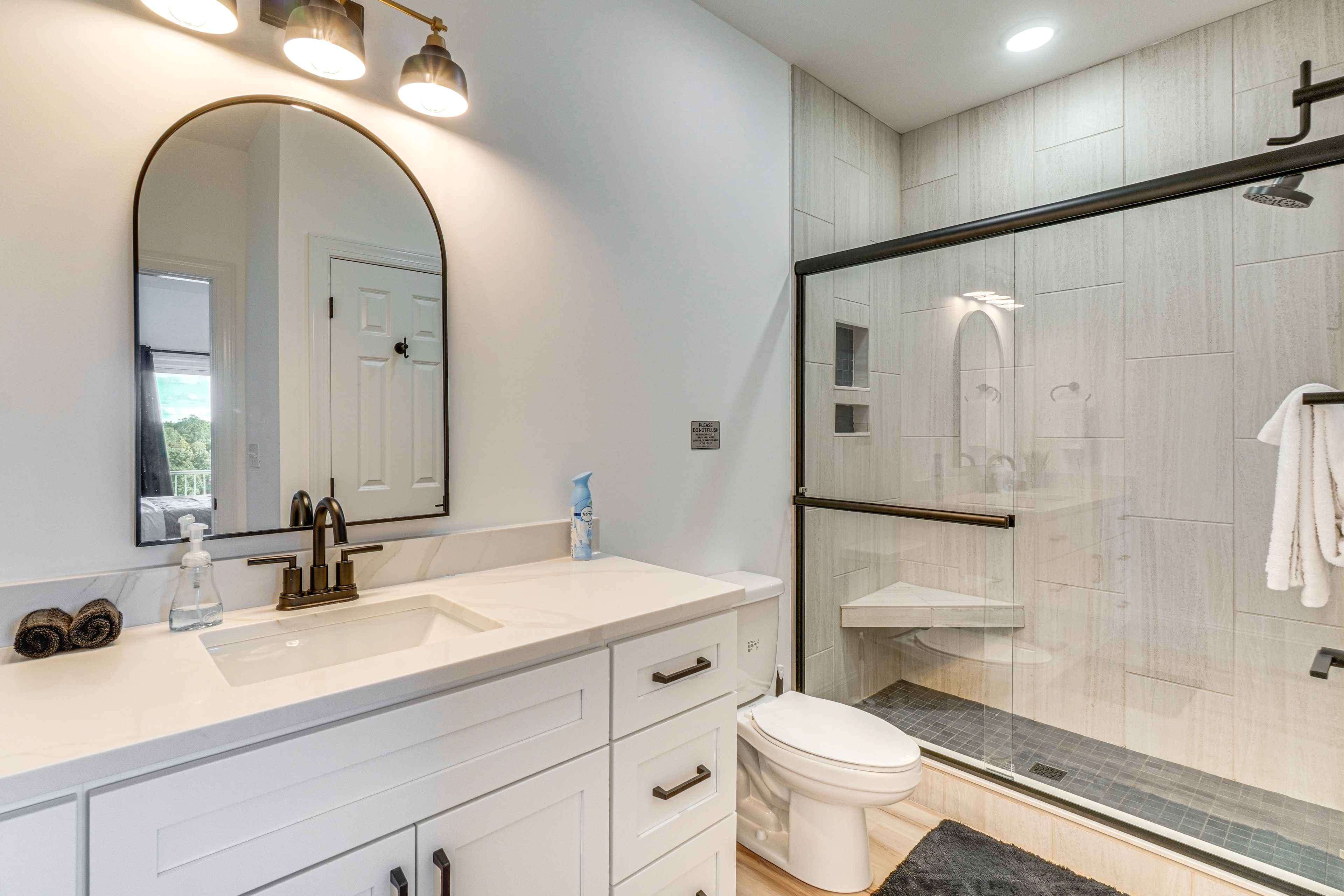 En-Suite Bathroom | Towels Provided | Main Floor
