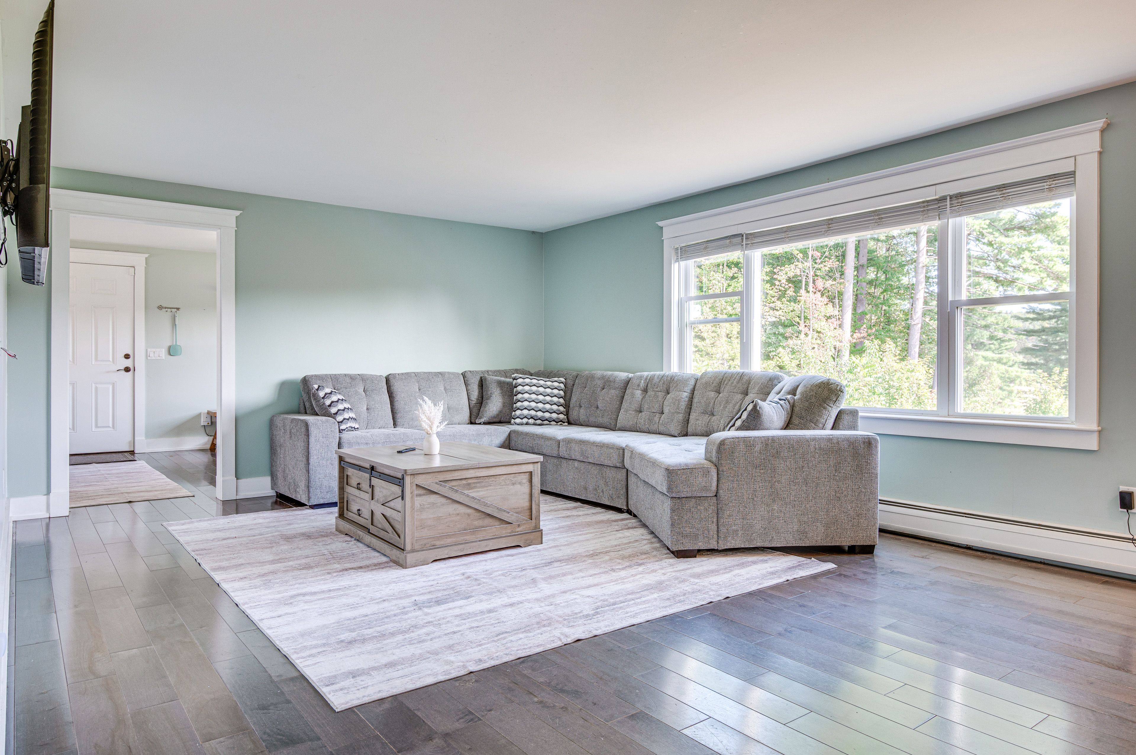 Living Room | Free WiFi | Smart TV | Main Level