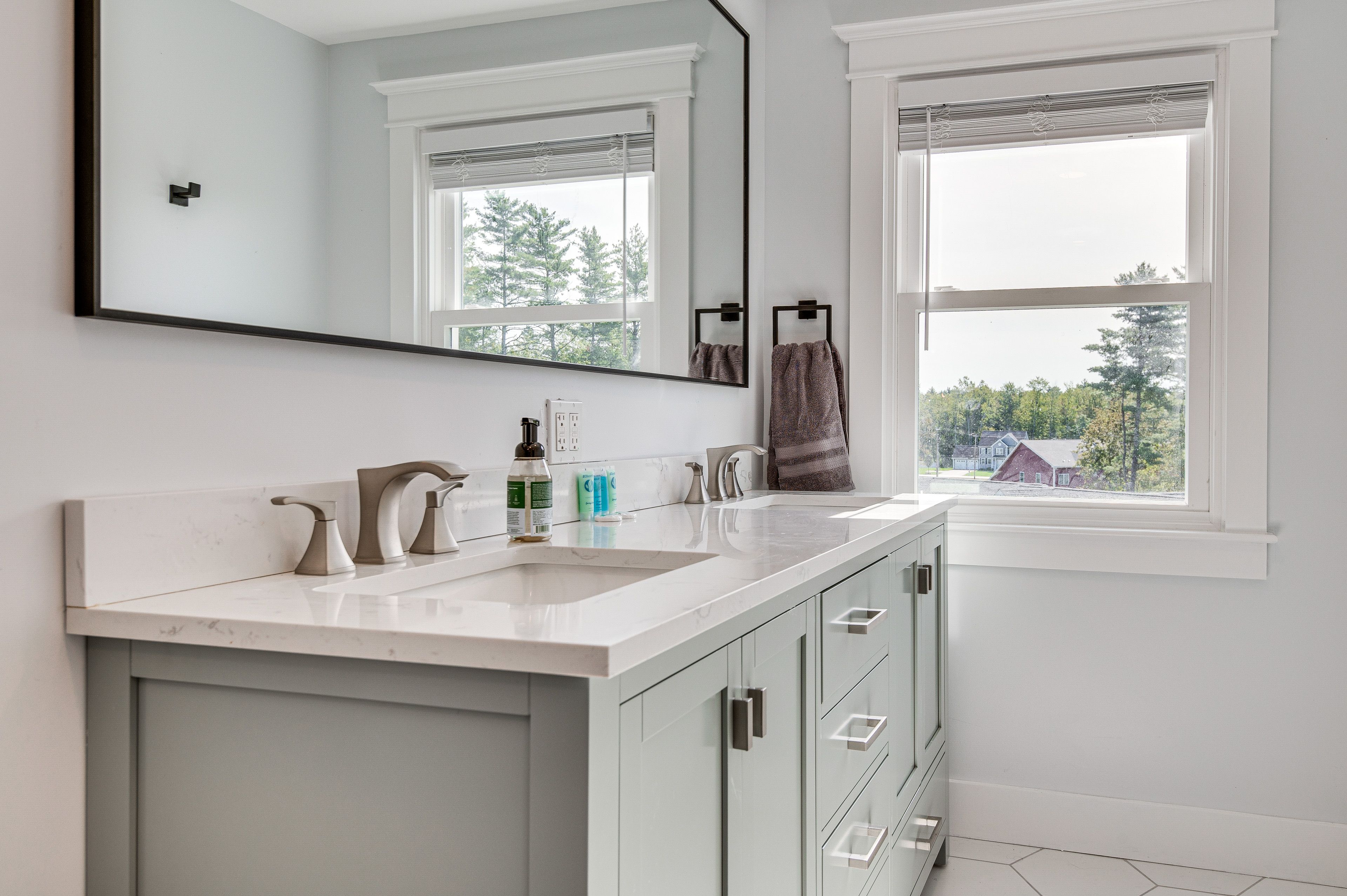 En-Suite Bathroom | Towels & Linens Provided | Upper Level