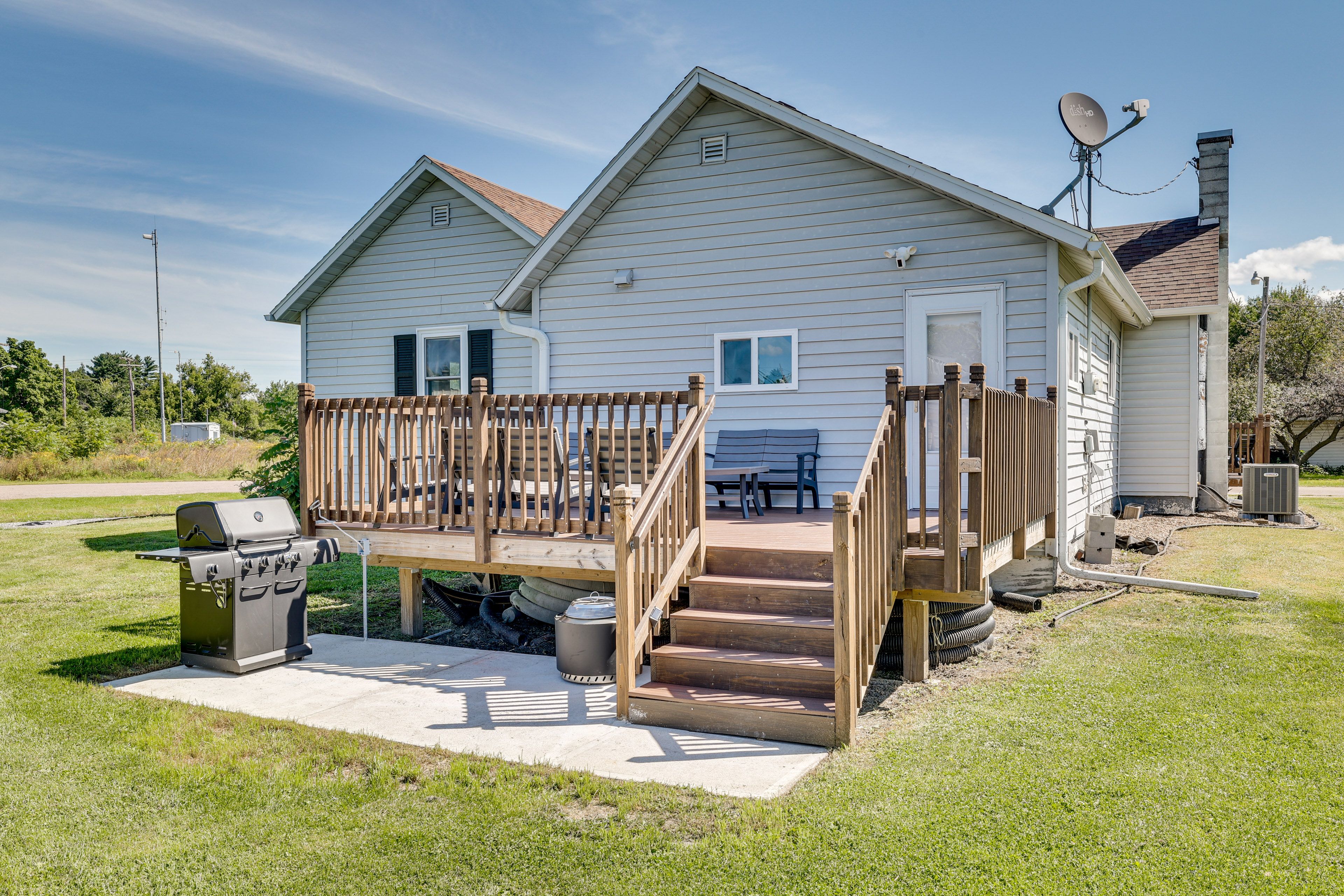 Back Deck w/ Seating