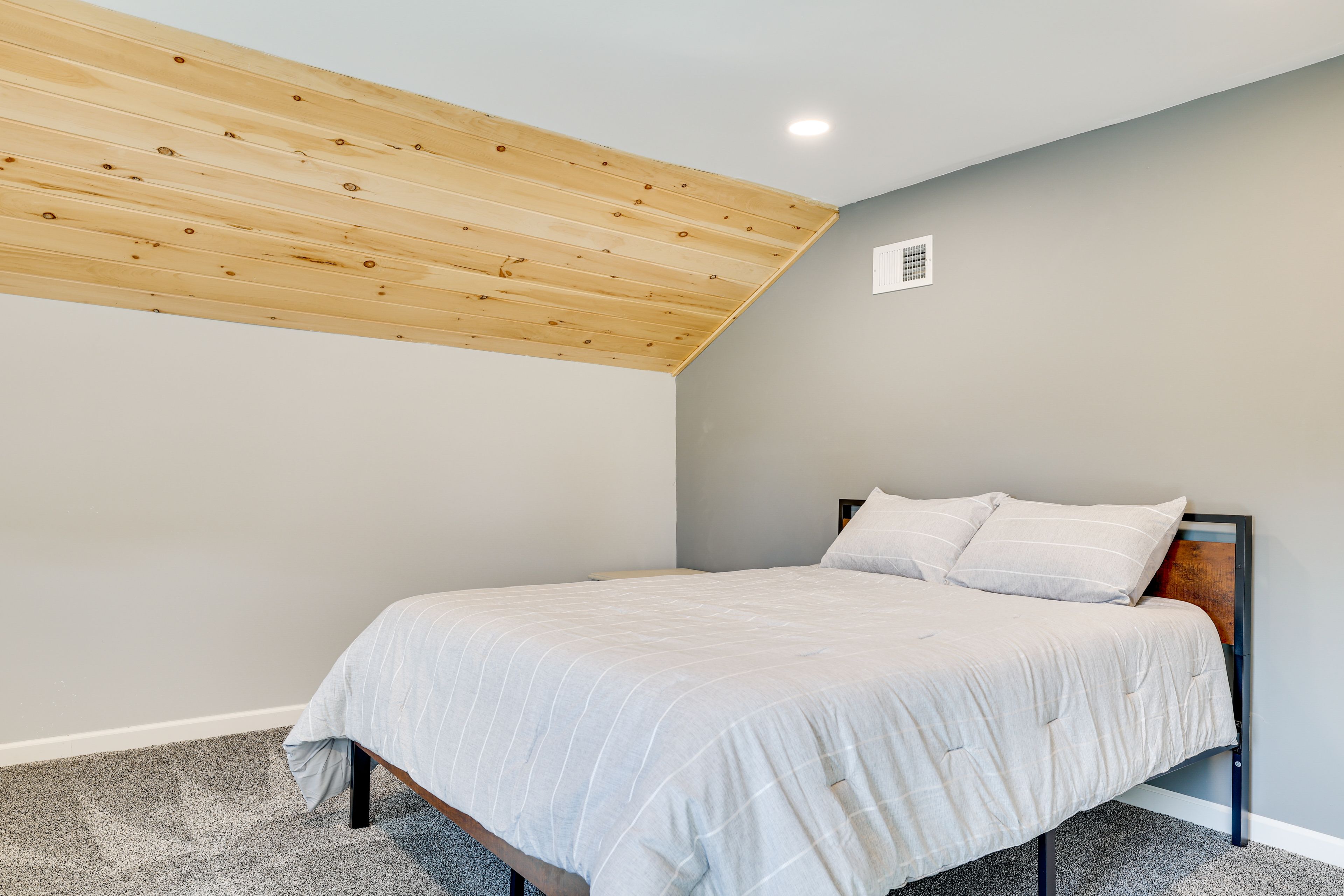 Bedroom 3 | Queen Bed | Smart TV | 2nd Floor