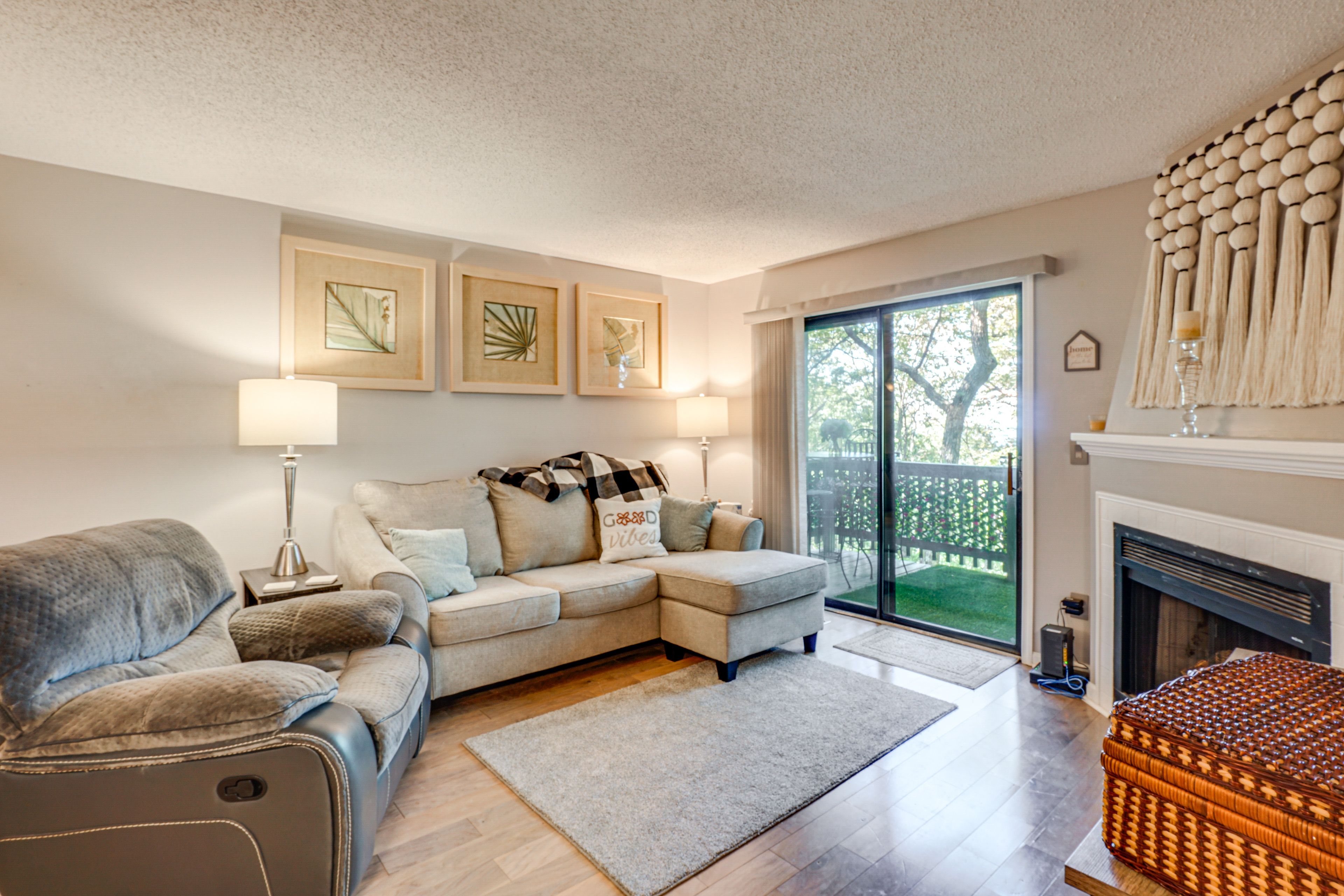 Living Room | Free WiFi | Smart TV | Central A/C | Queen Sleeper Sofa