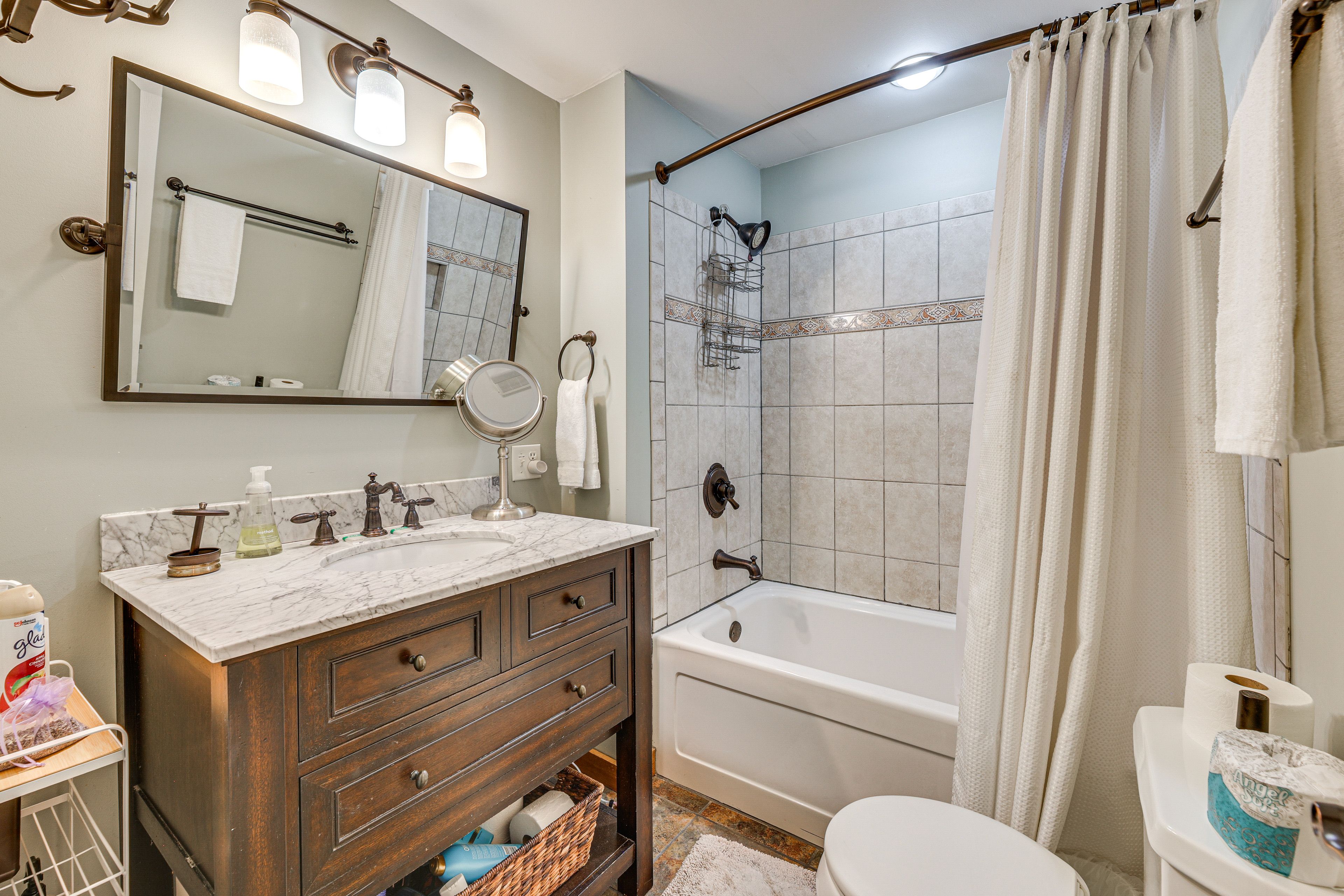 Full Bathroom | 2nd Floor | Complimentary Toiletries | Hair Dryer