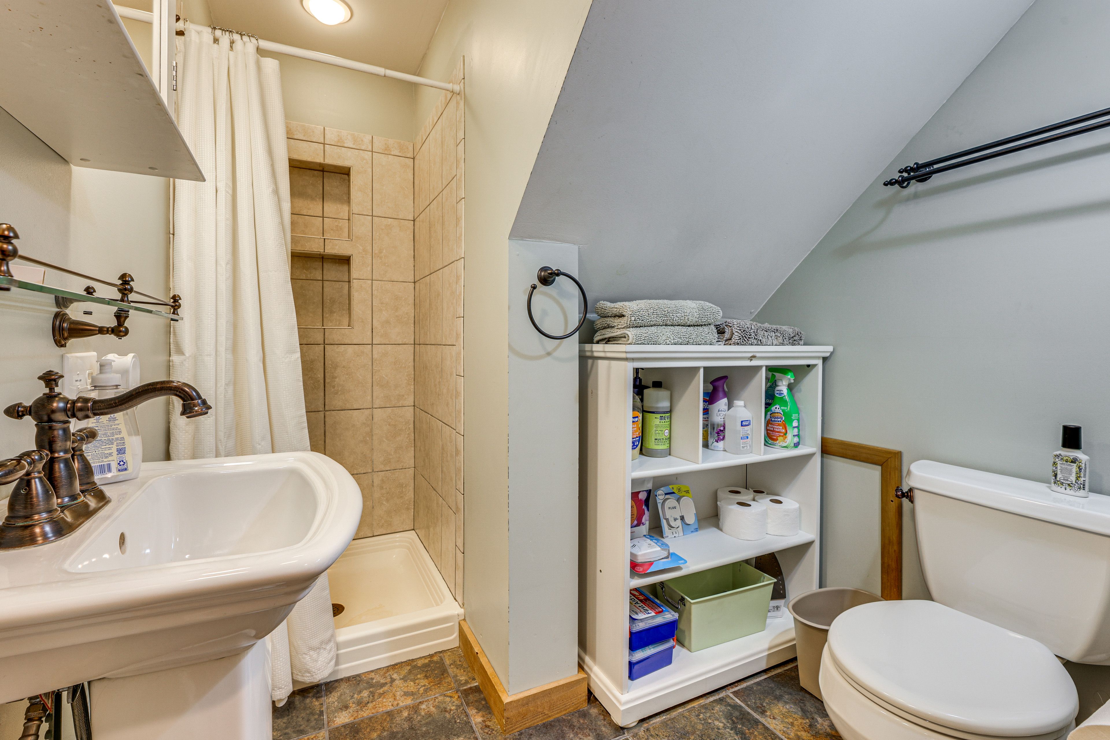 Bathroom | 1st Floor | Towels Provided