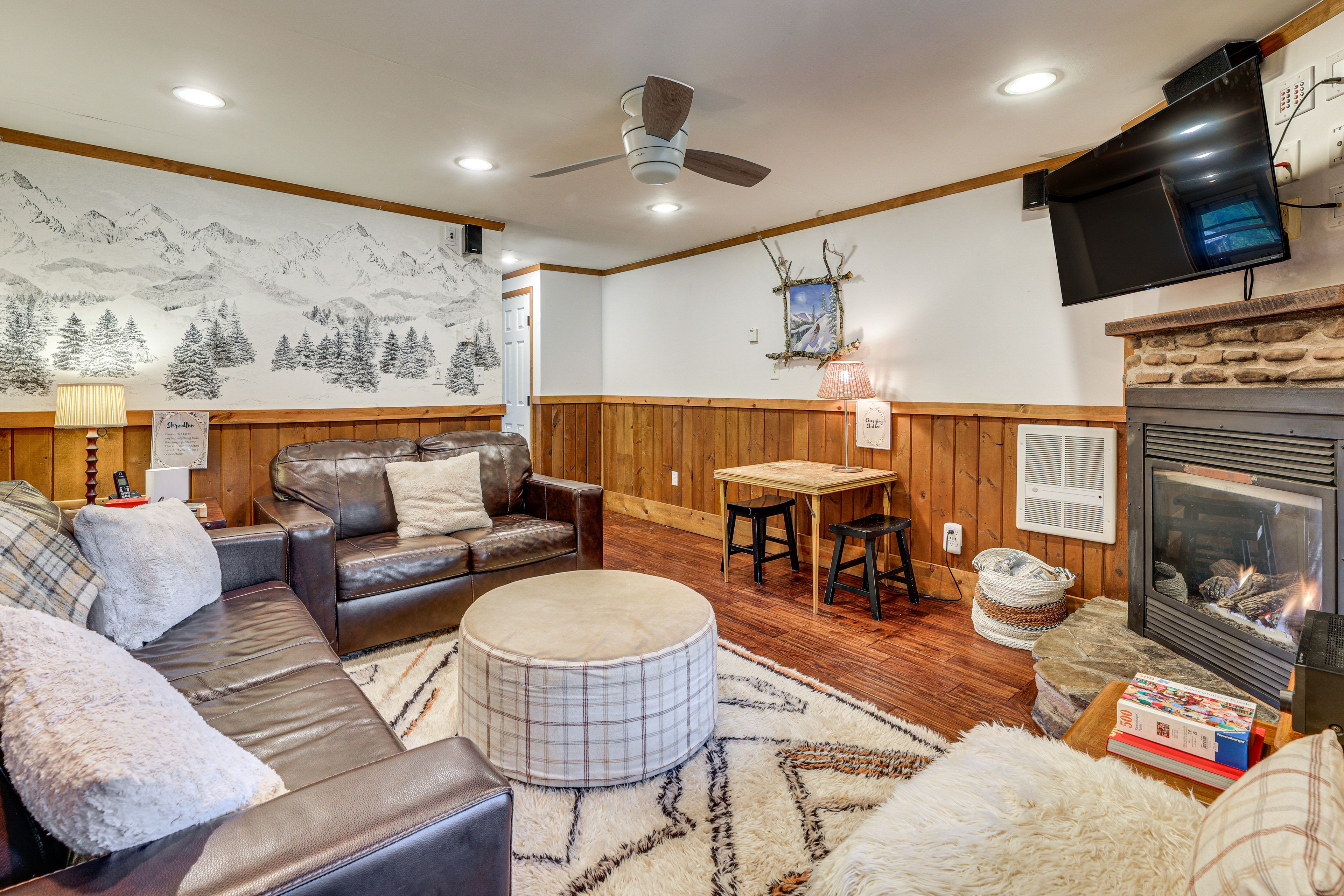 Living Room | 1st Floor | Gas Fireplace | Board Games | Free WiFi