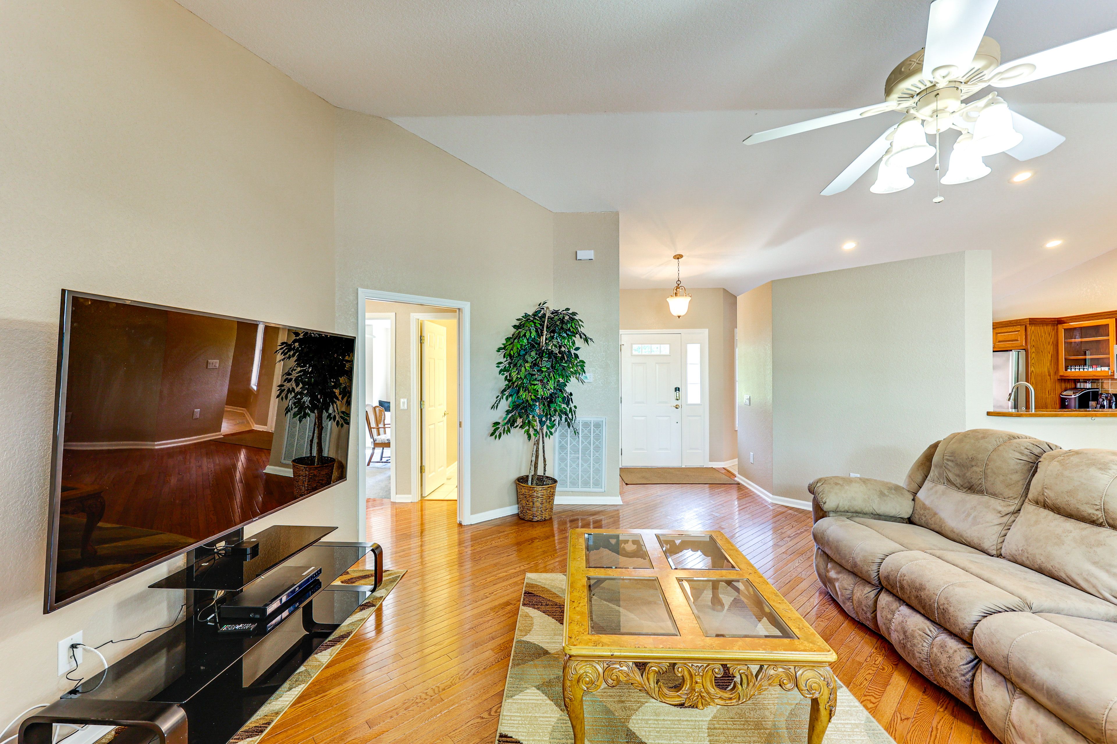 Living Room | Smart TV | Fireplace