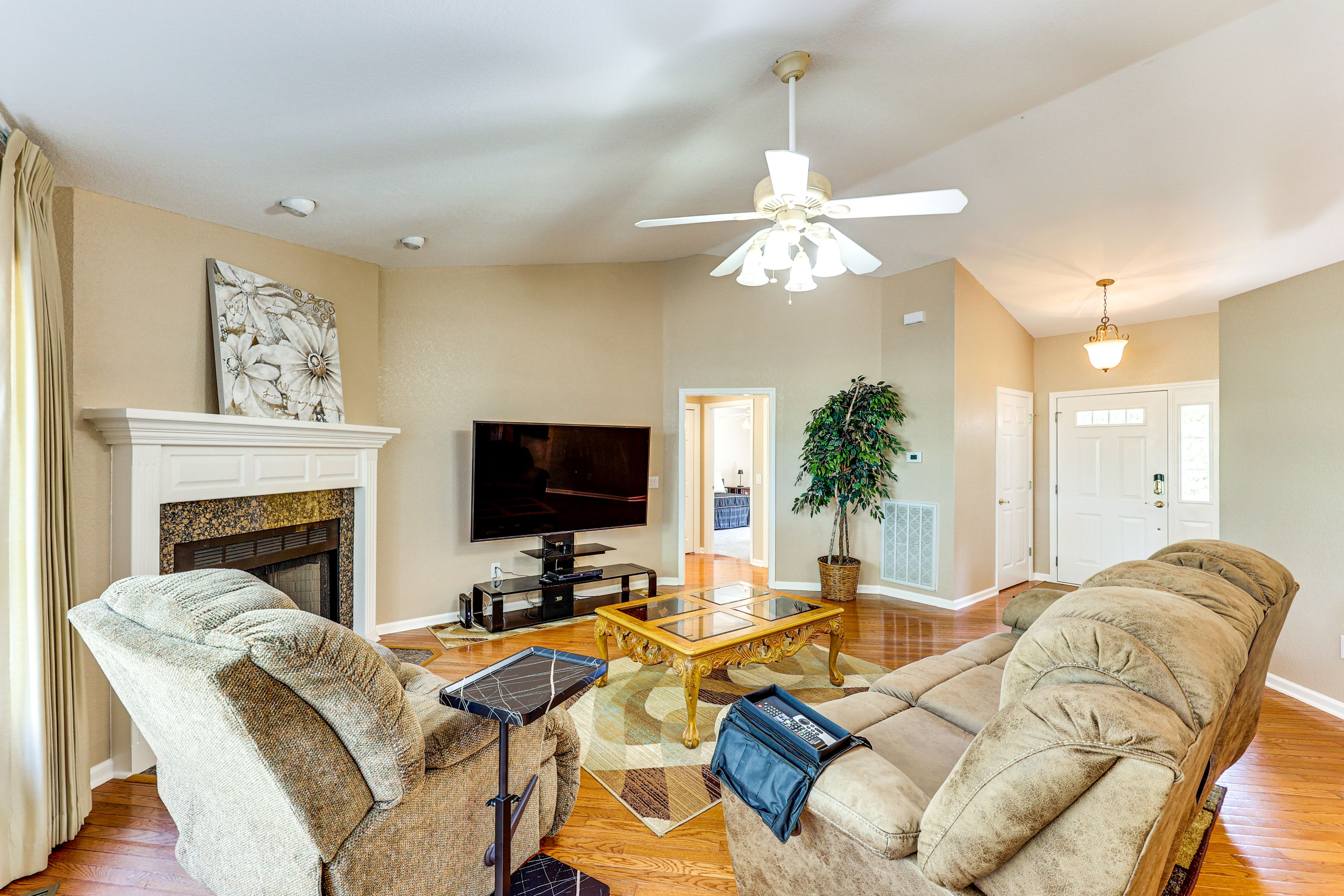 Living Room | Central Heating & A/C | Free WiFi