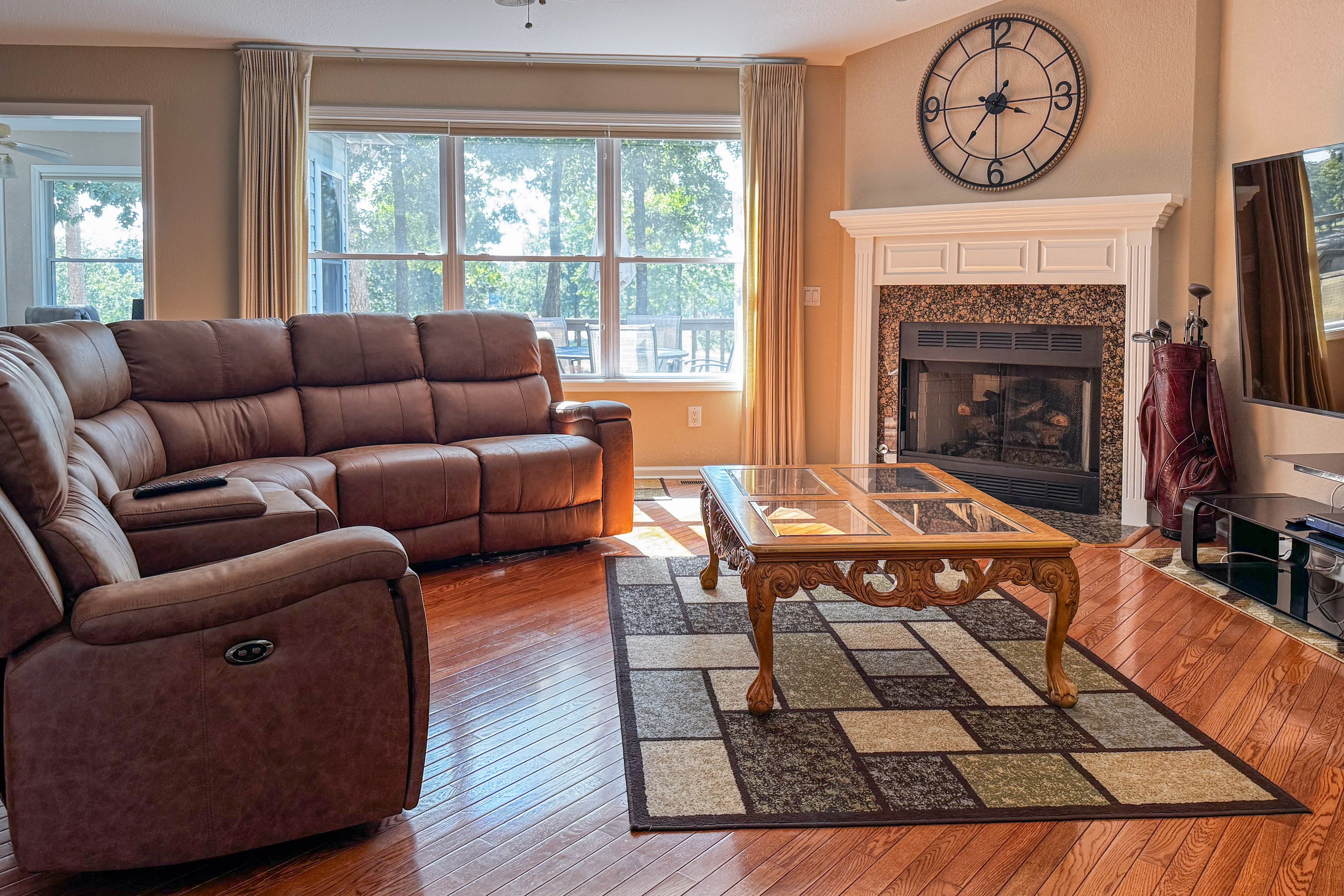 Living Room | Central Heating & A/C | Free WiFi
