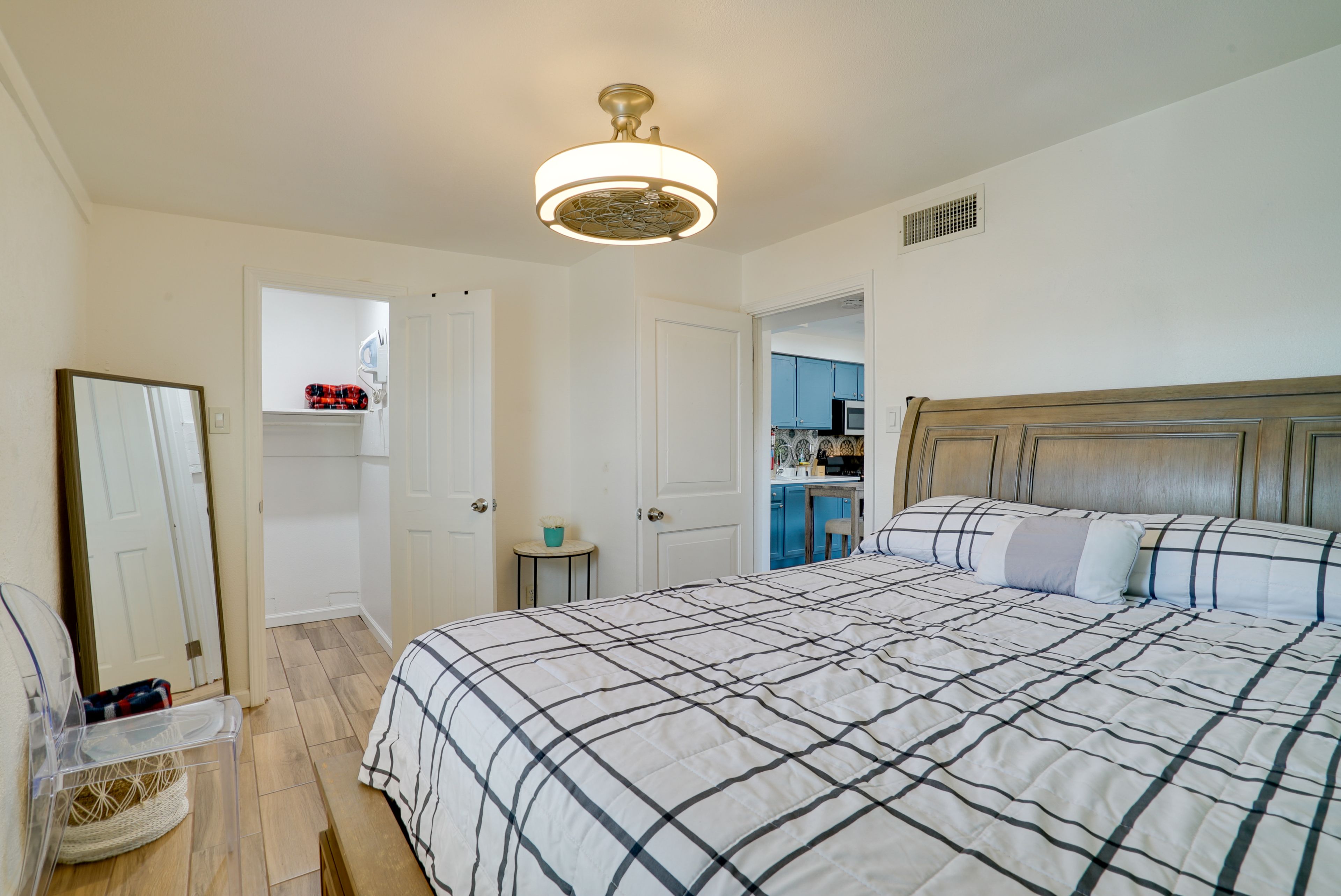 Bedroom | Queen Bed