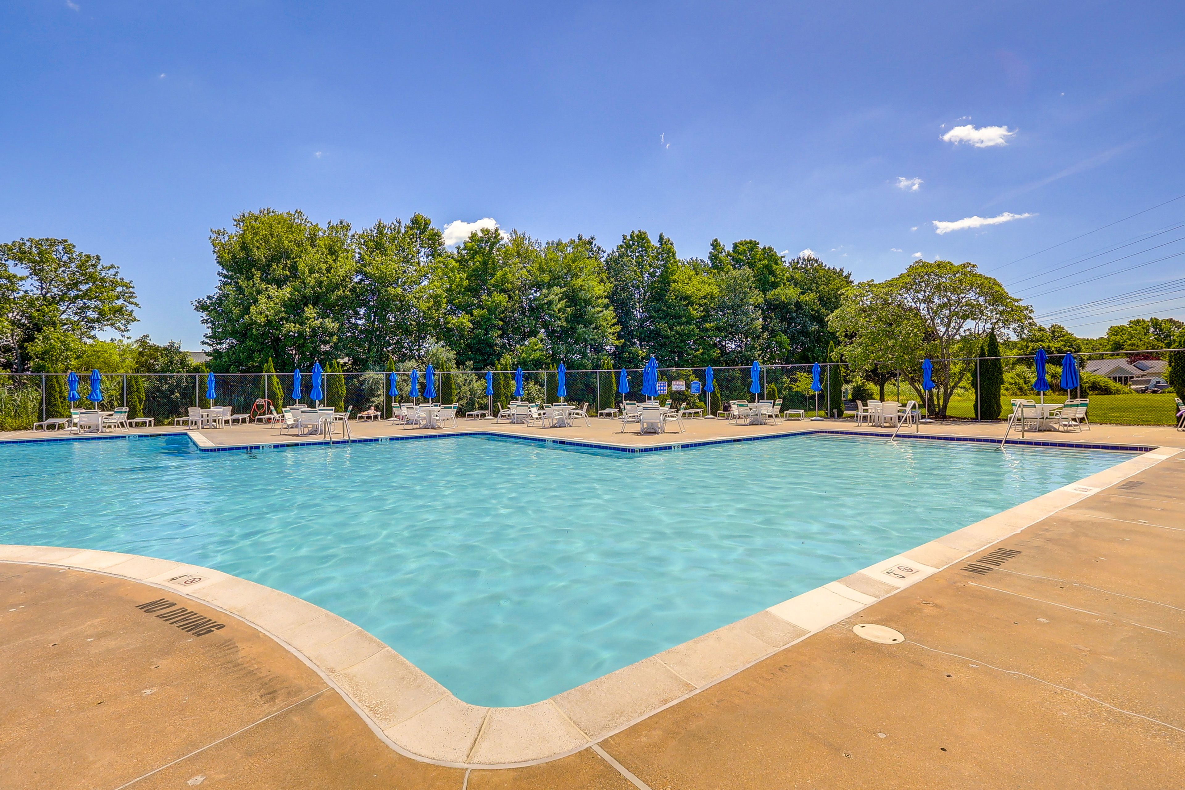 Community Amenities | Outdoor Pool