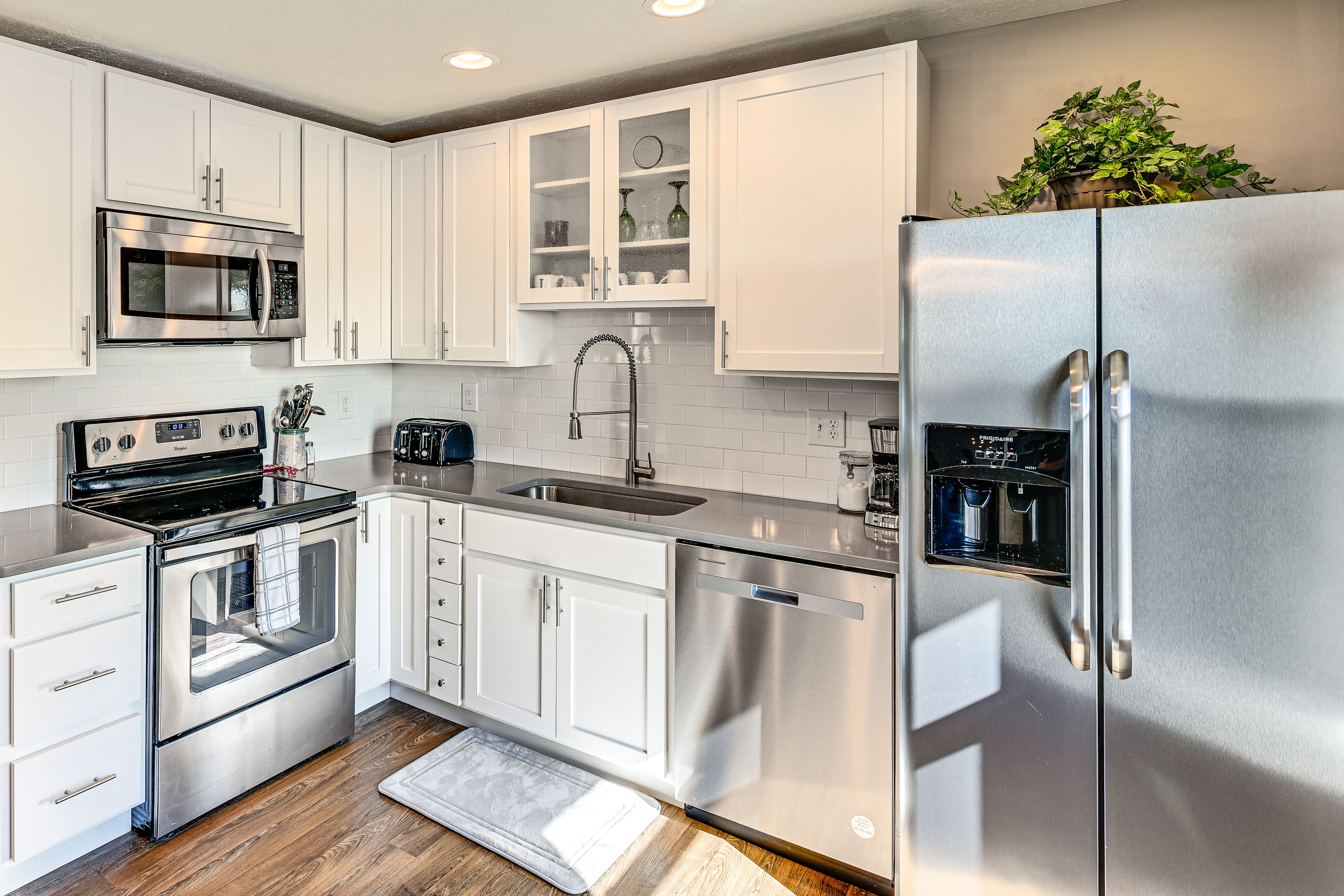 Kitchen | Modern Appliances | Breakfast Bar | Free WiFi