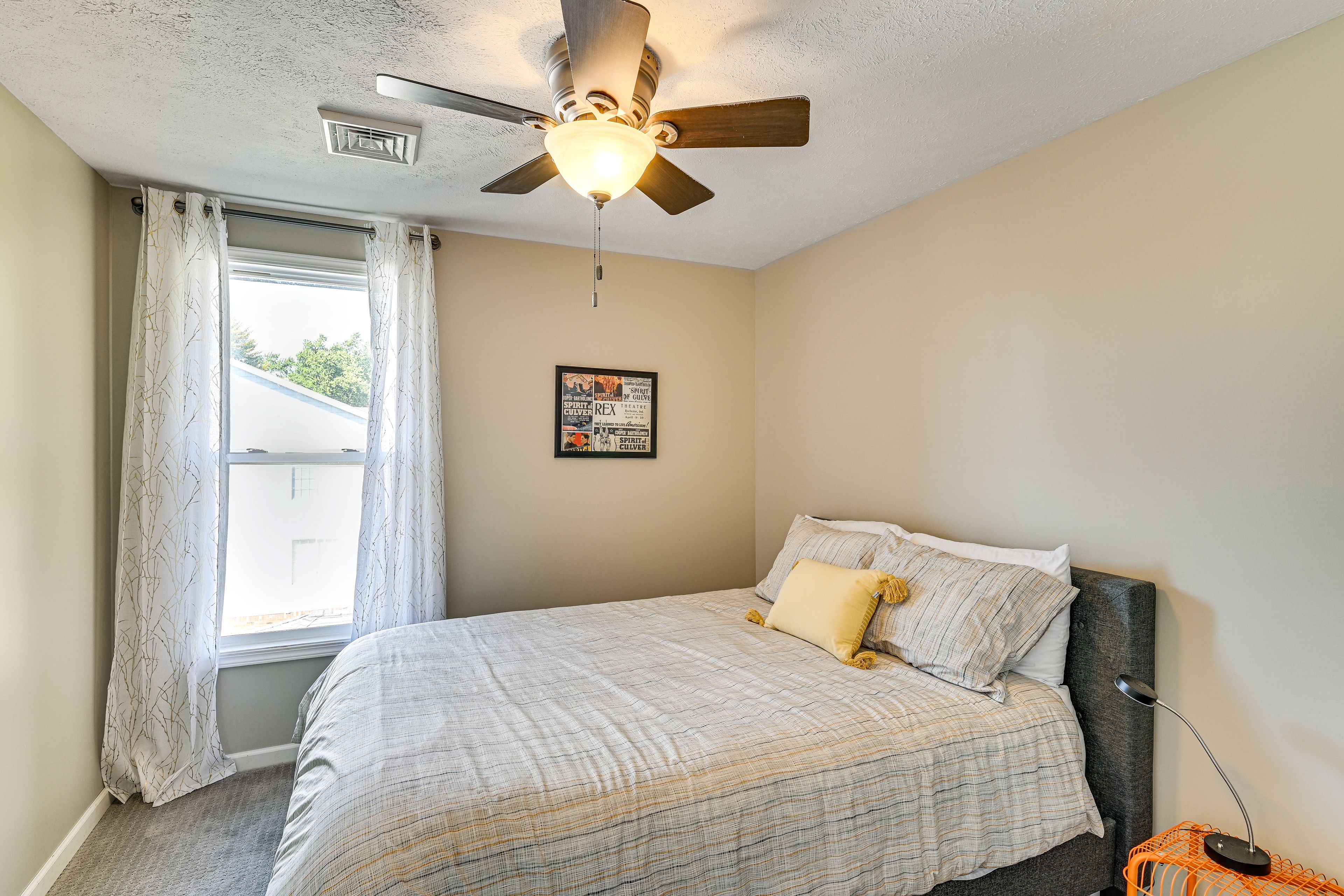 Bedroom 1 | Queen Bed