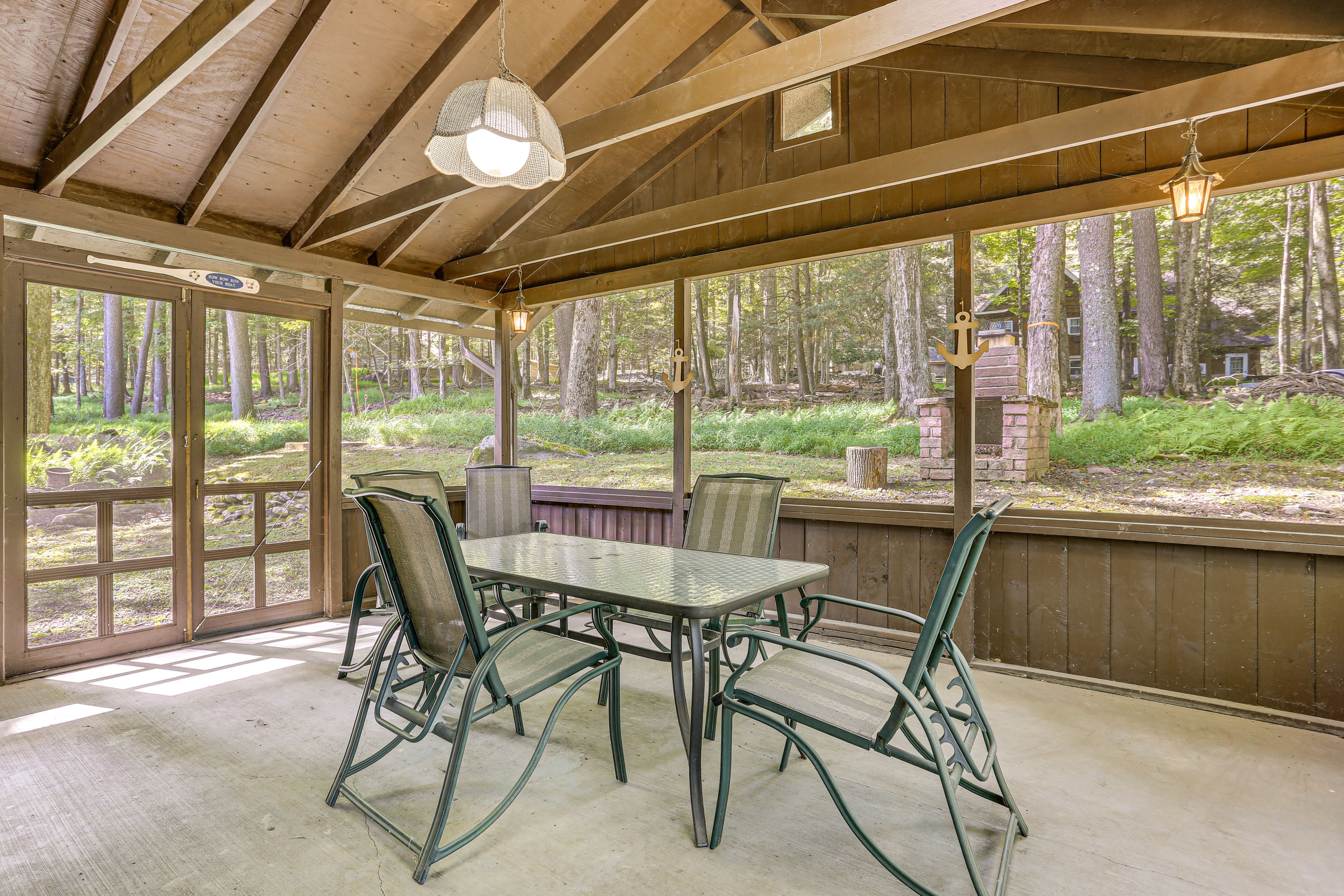 Screened-In Porch | Outdoor Dining Area