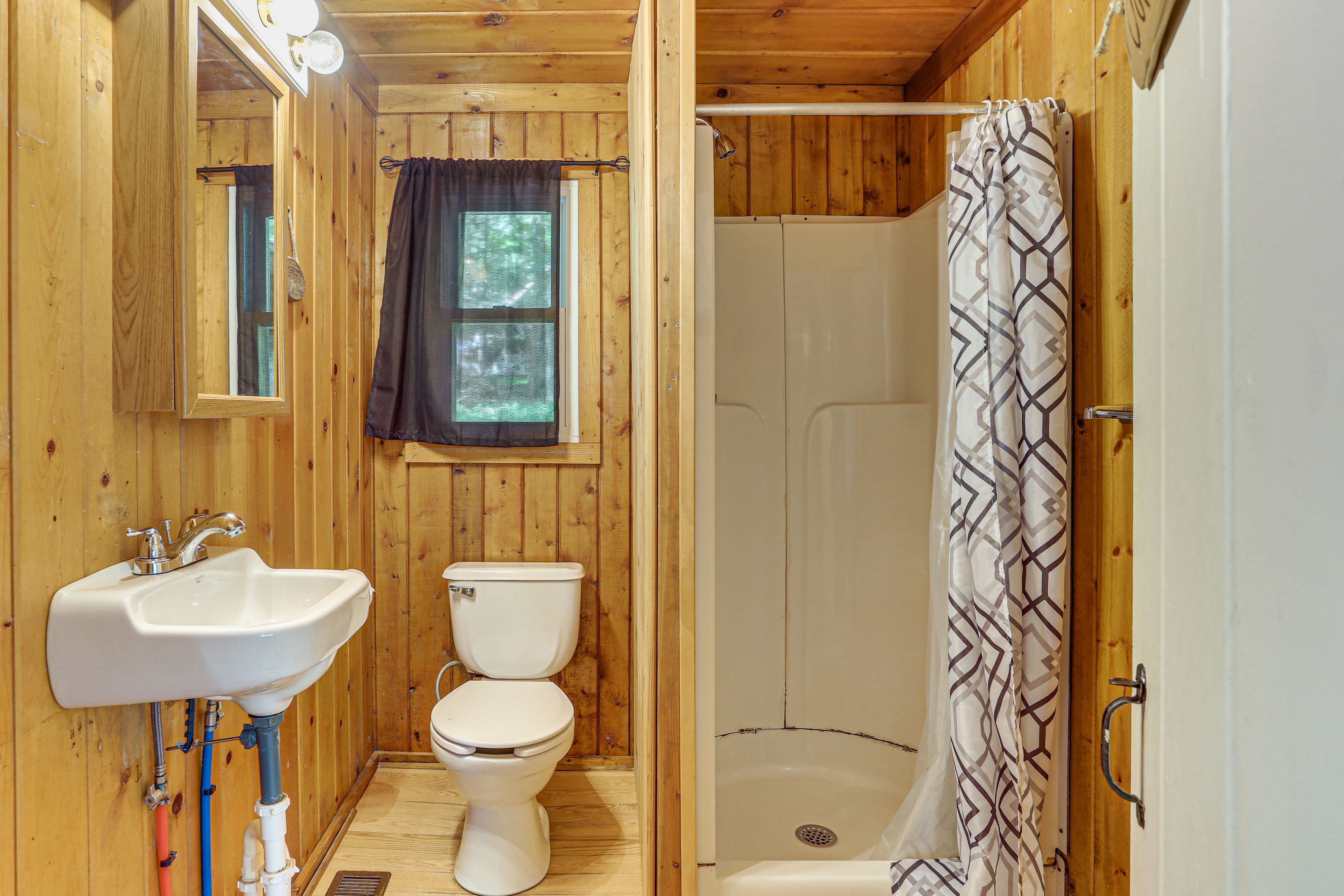 Full Bathroom | Complimentary Toiletries | Towels Provided