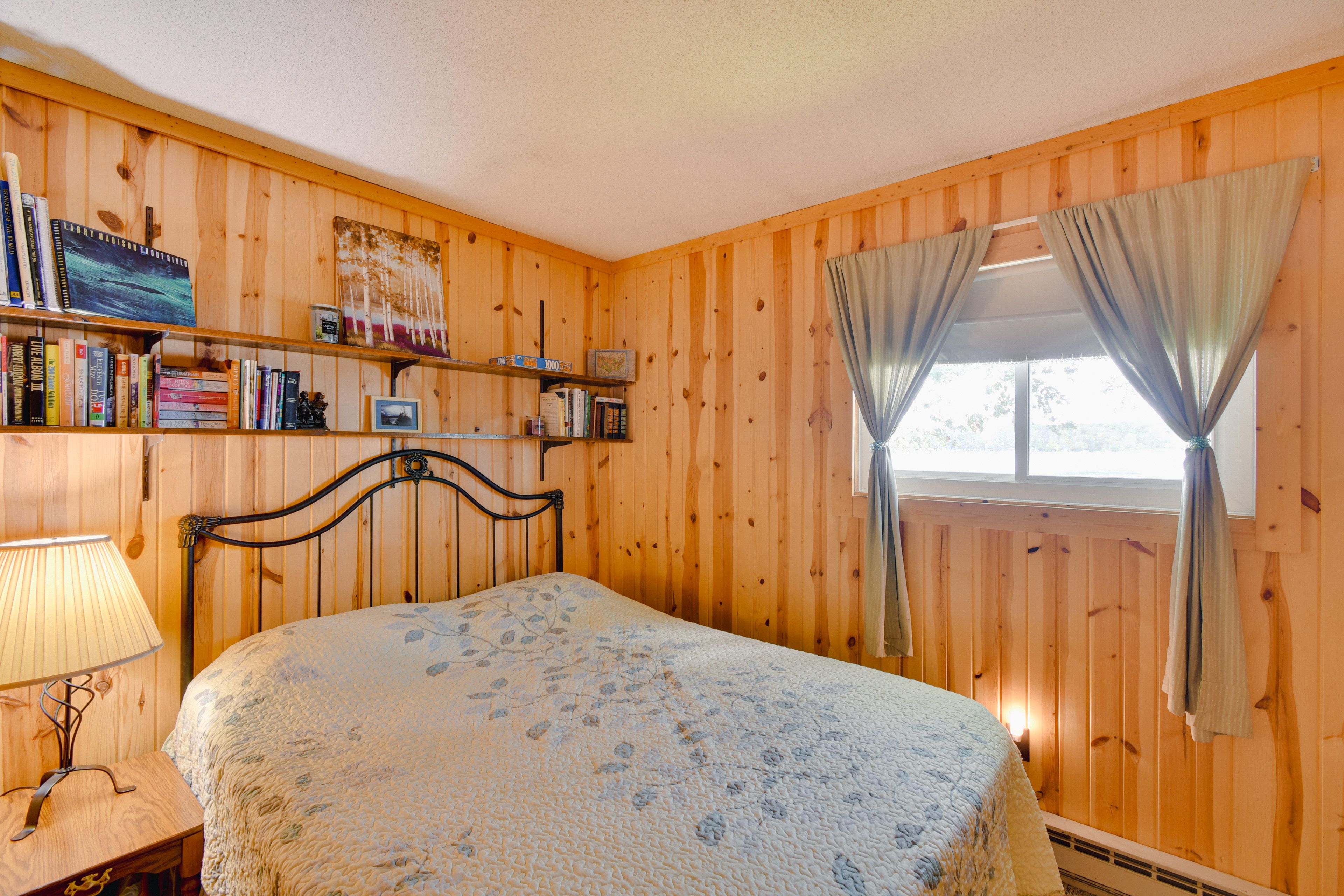 Bedroom 1 | Queen Bed