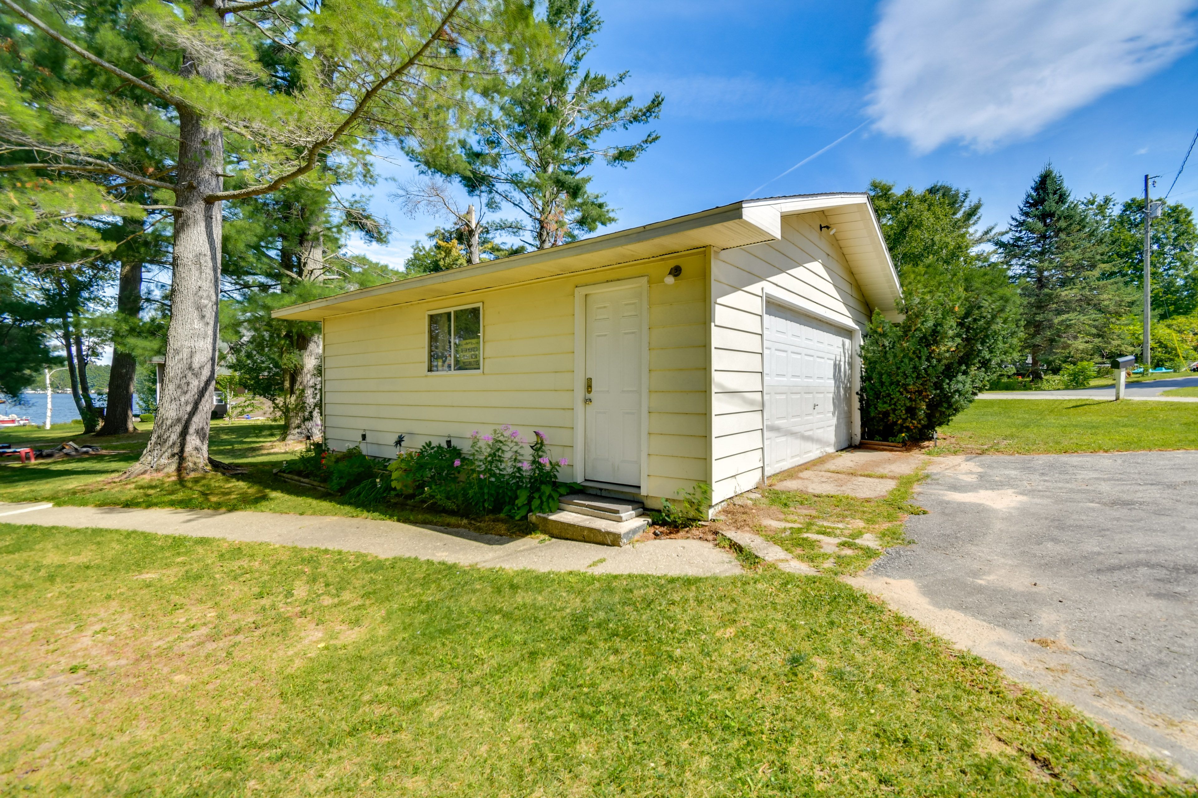 Parking | Driveway (4 Vehicles) | Boat & Trailer Parking Available