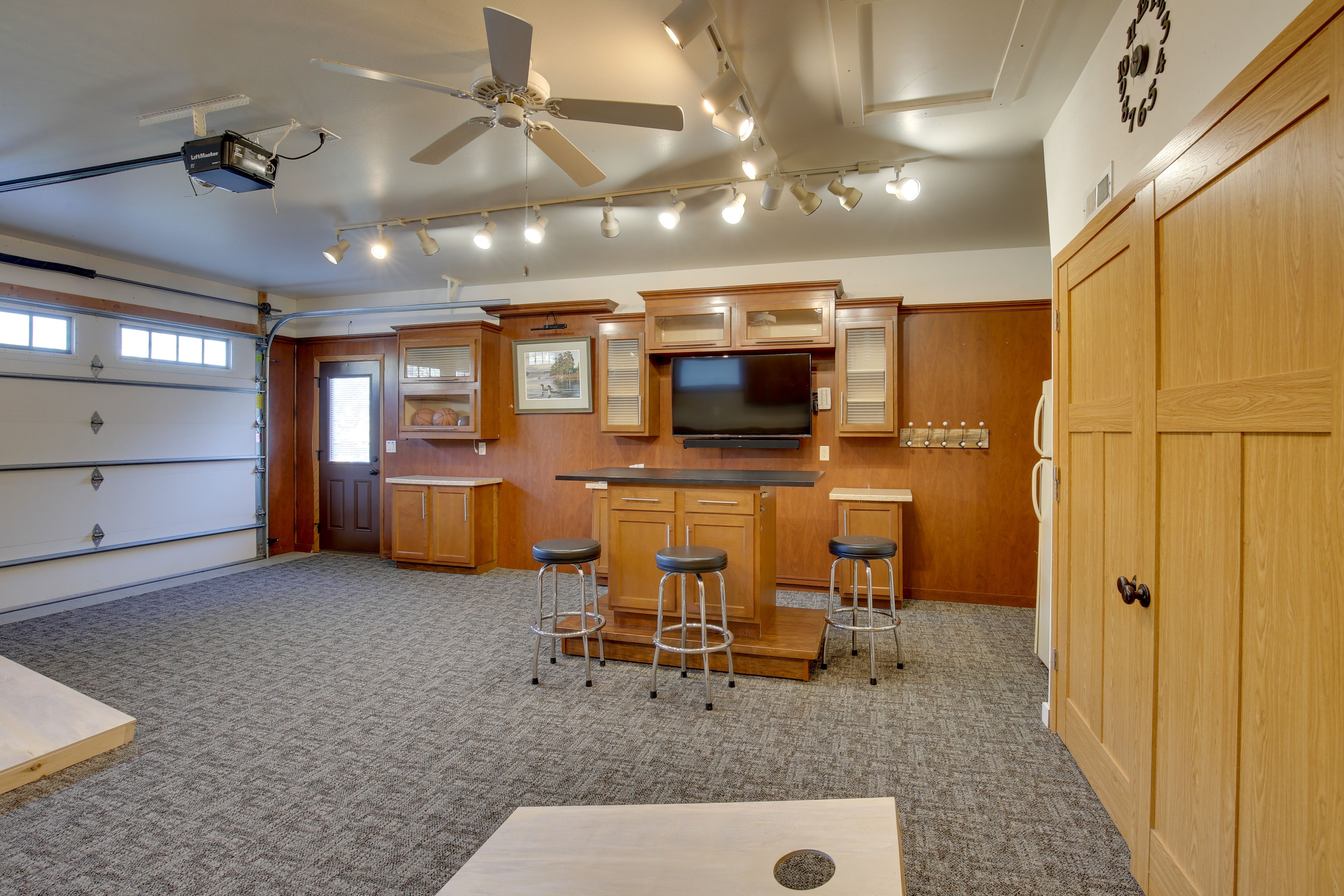 Garage | Smart TV | Cornhole Boards