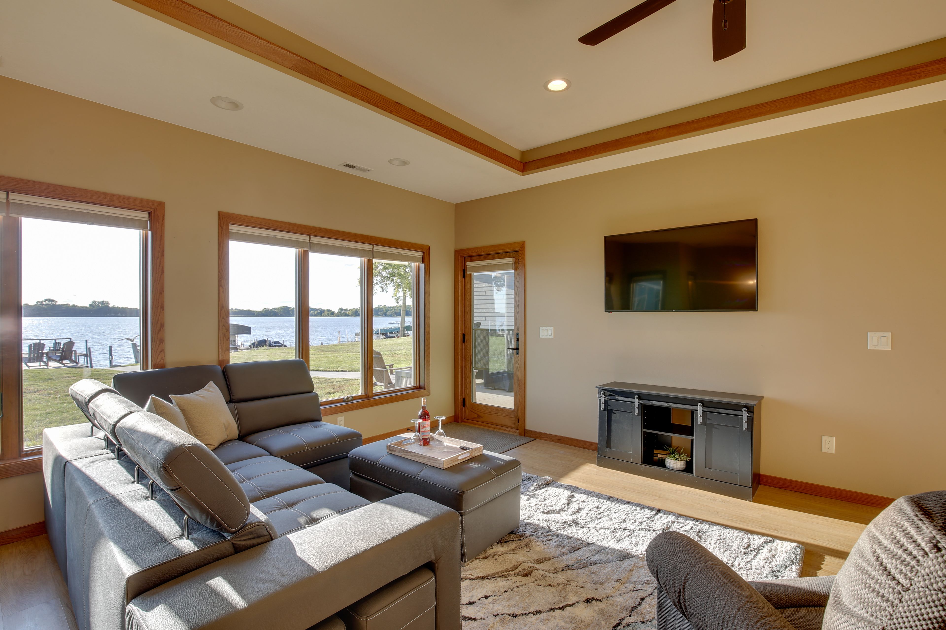 Living Room | Full Sleeper Sofa | Smart TV | Free WiFi