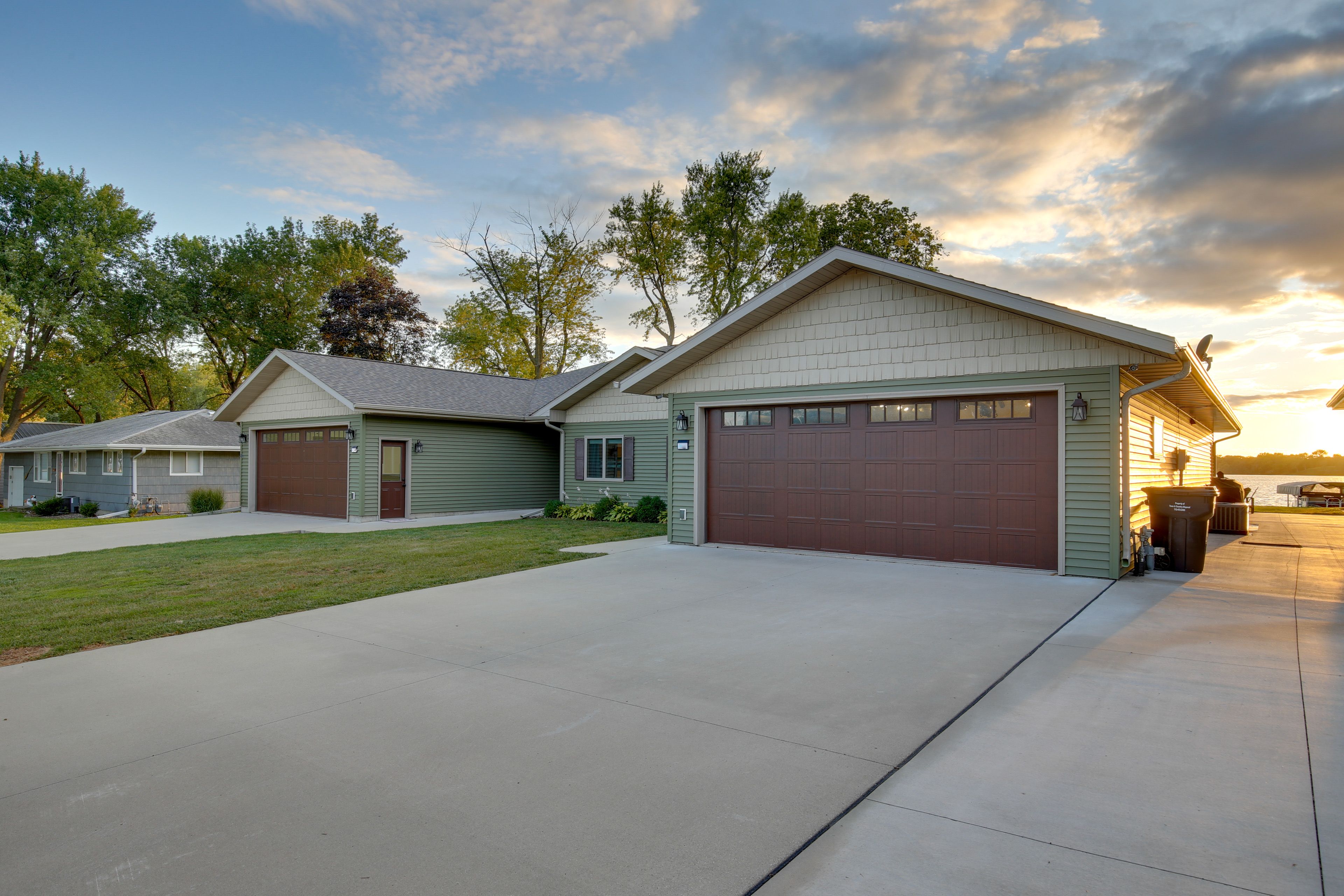 Parking | Driveway (4 Vehicles)