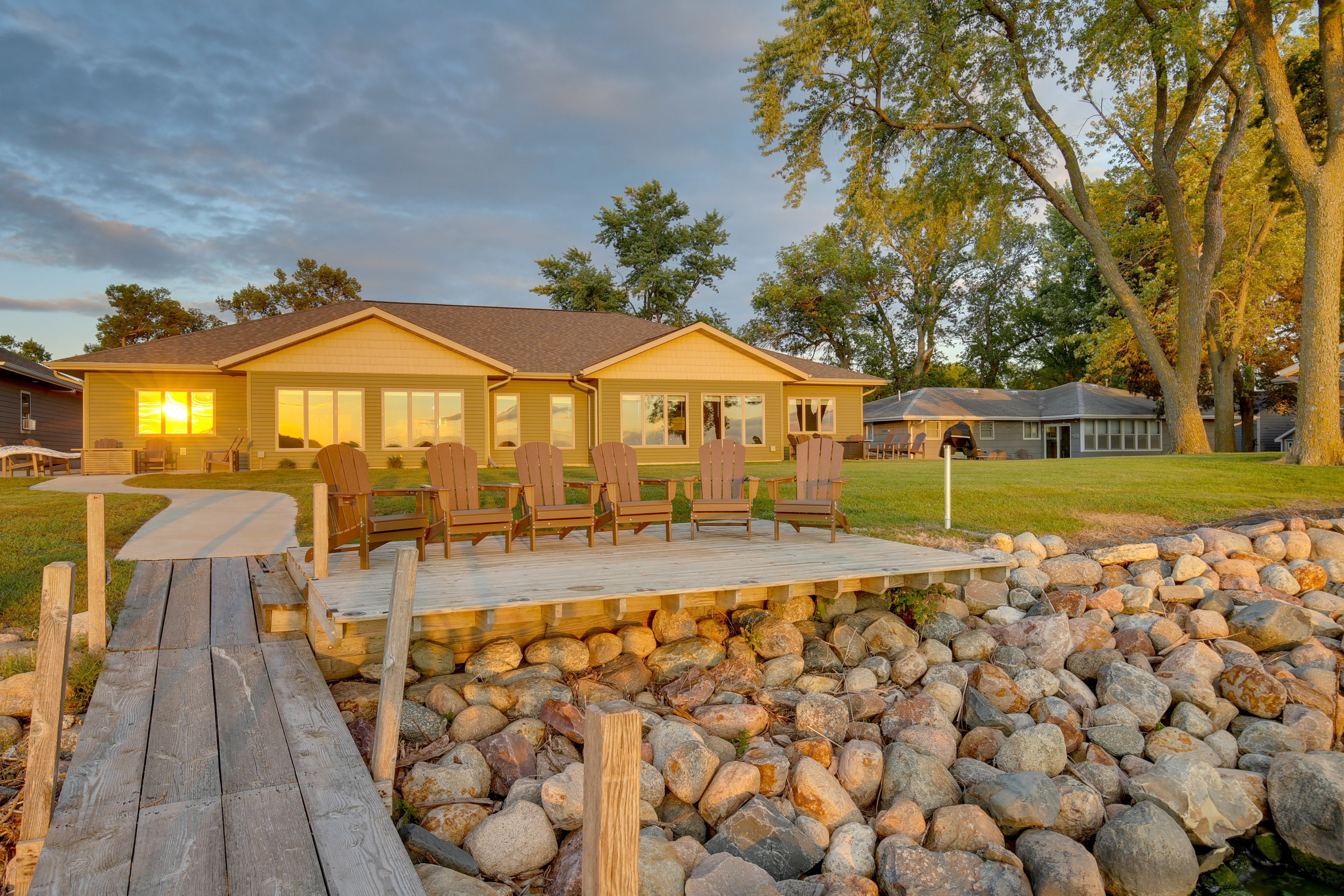Additional Waterfront Seating