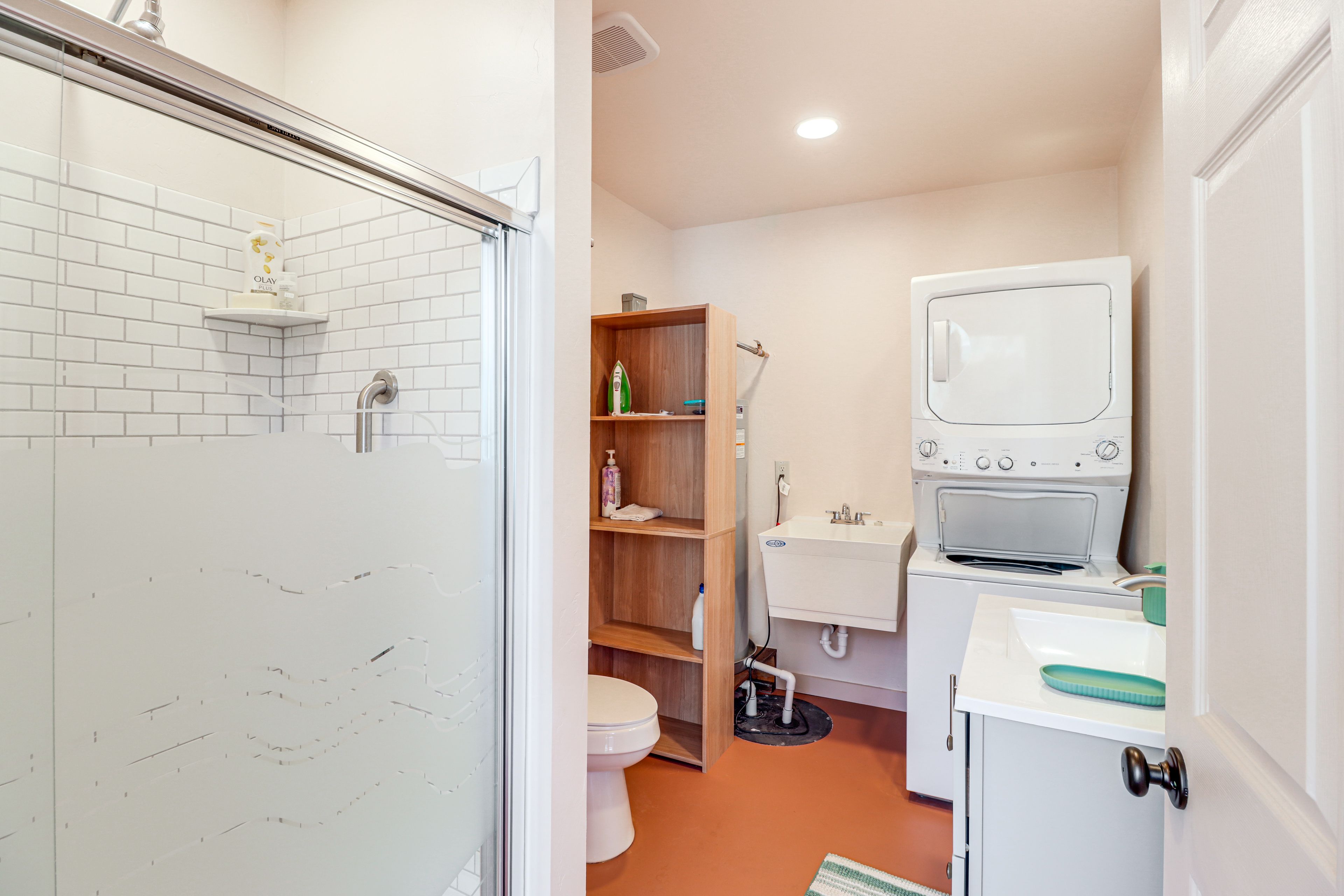 Full Bathroom | 1st Floor | Towels Provided | Washer & Dryer