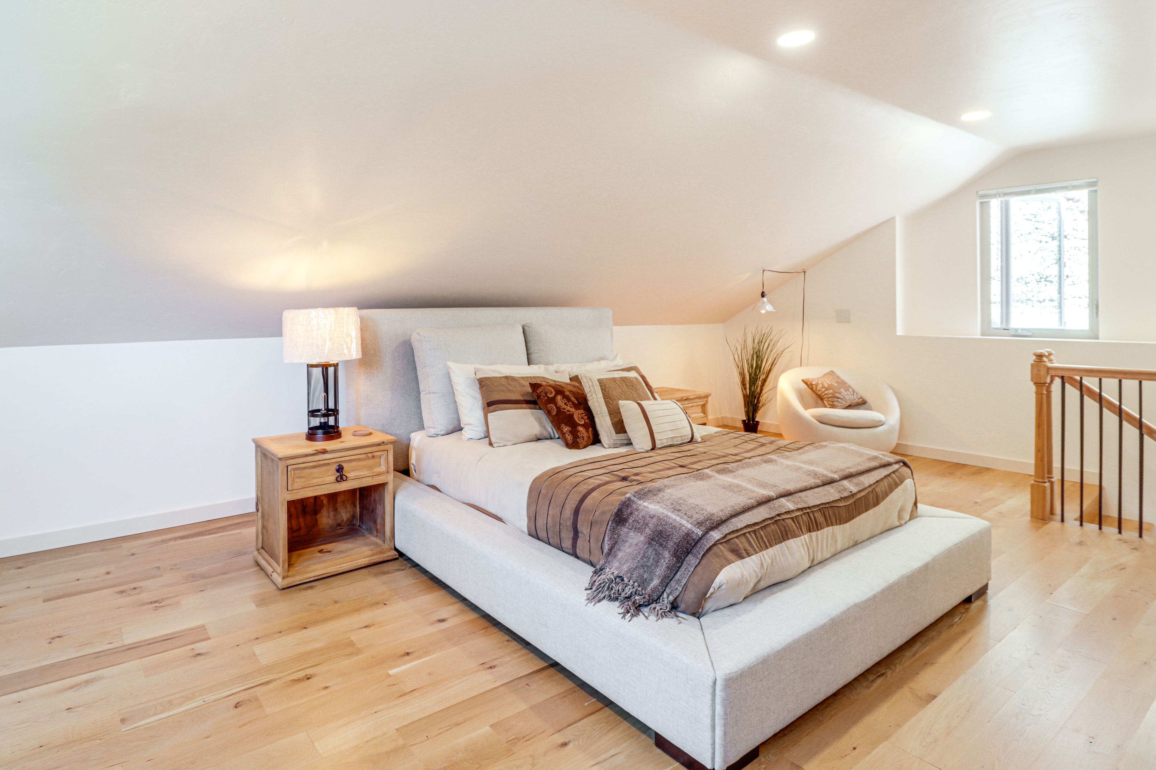 Bedroom (Loft) | 2nd Floor | Queen Bed | Linens Provided | Desk