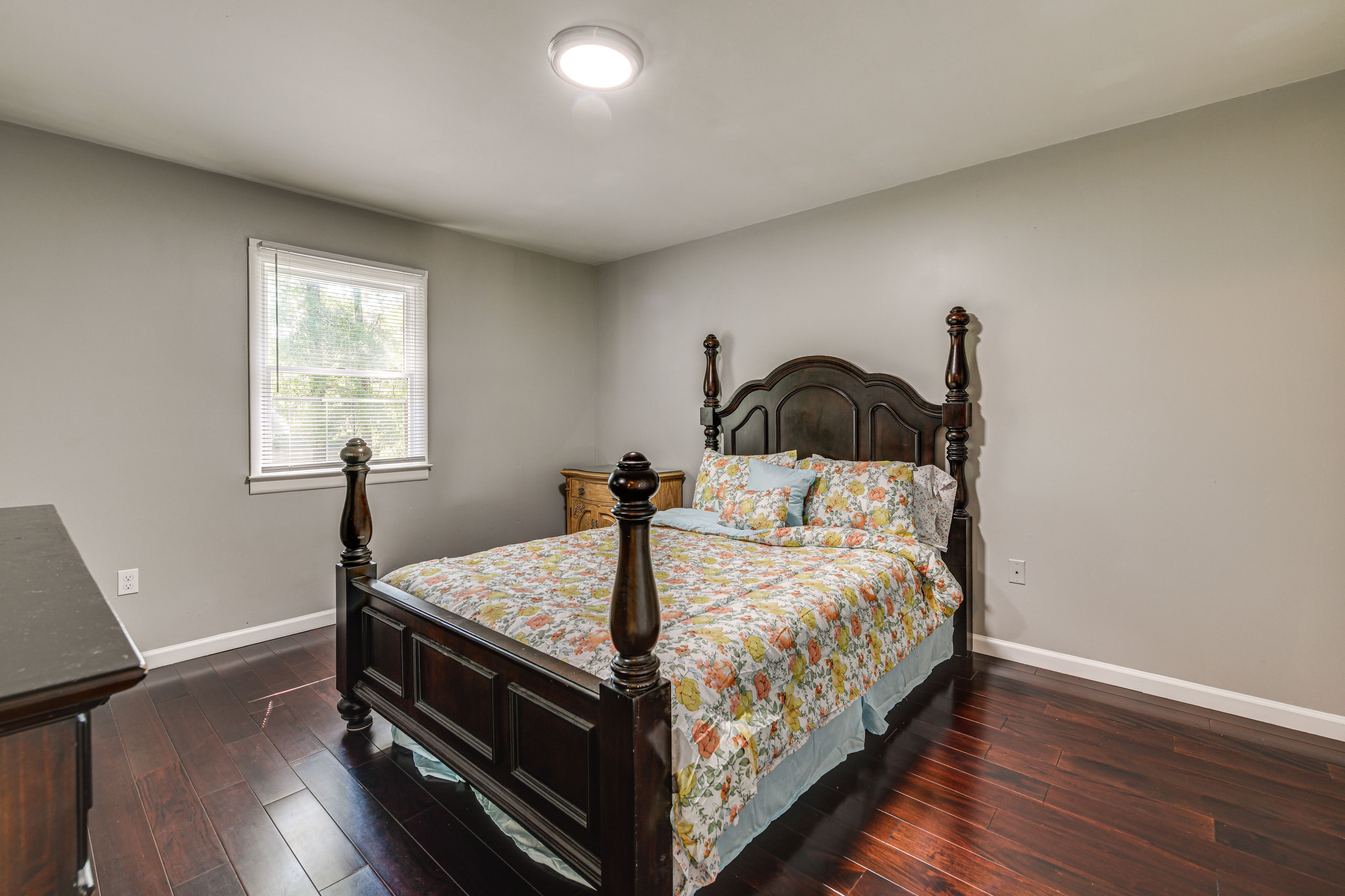 Bedroom 1 | Queen Bed