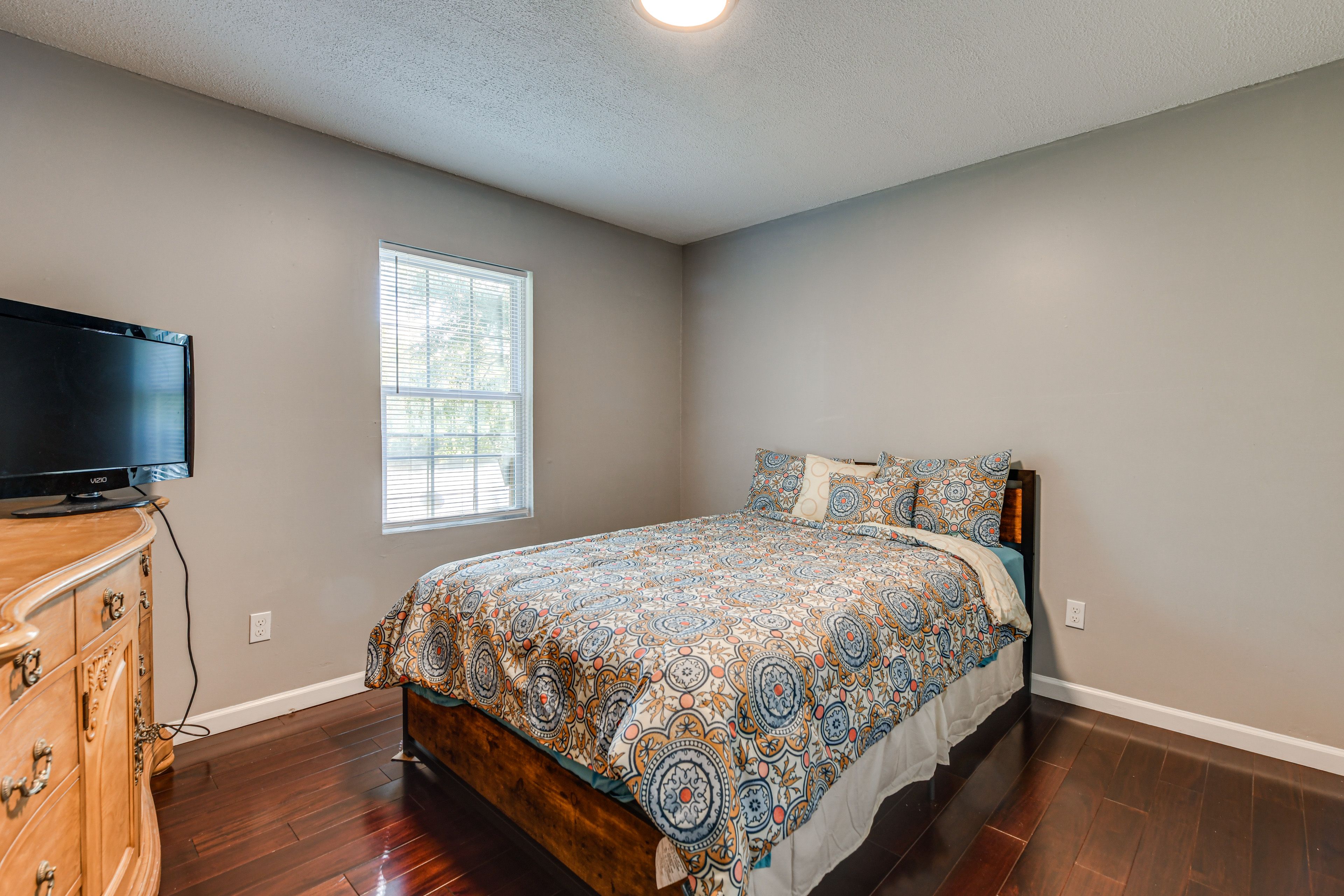 Bedroom 3 | Queen Bed | TV