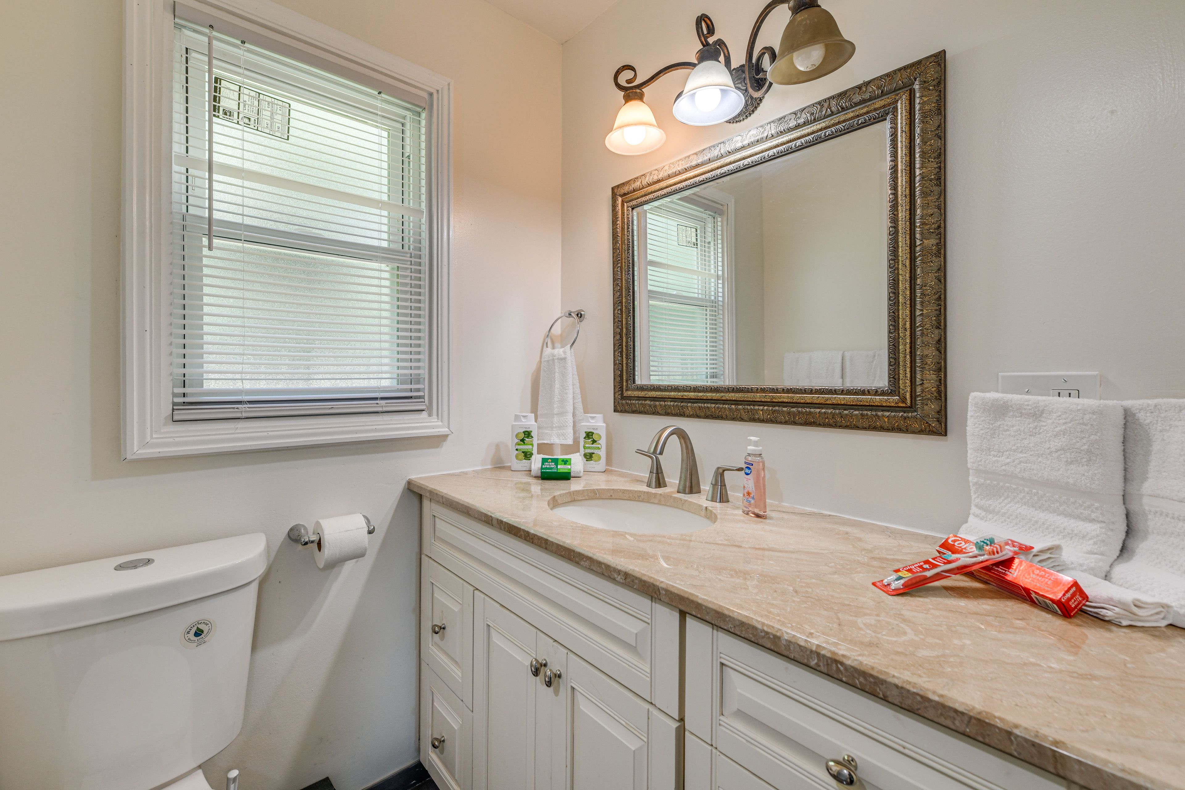 Full Bathroom | Towels Provided