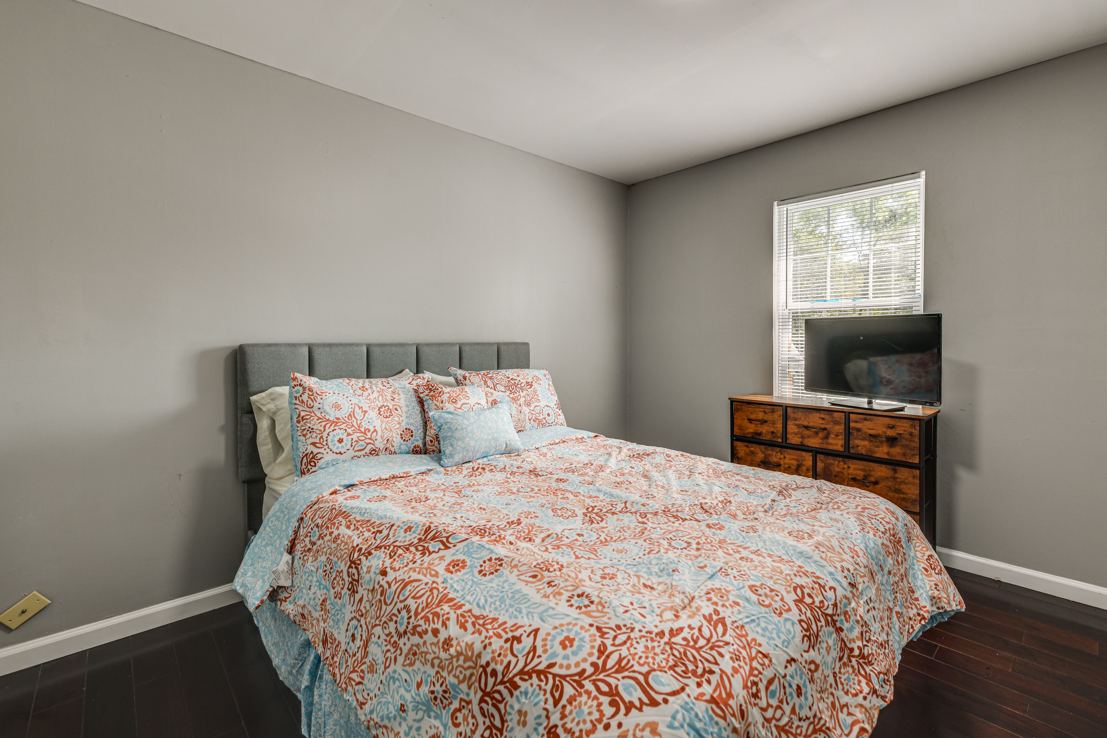 Bedroom 2 | Queen Bed | TV