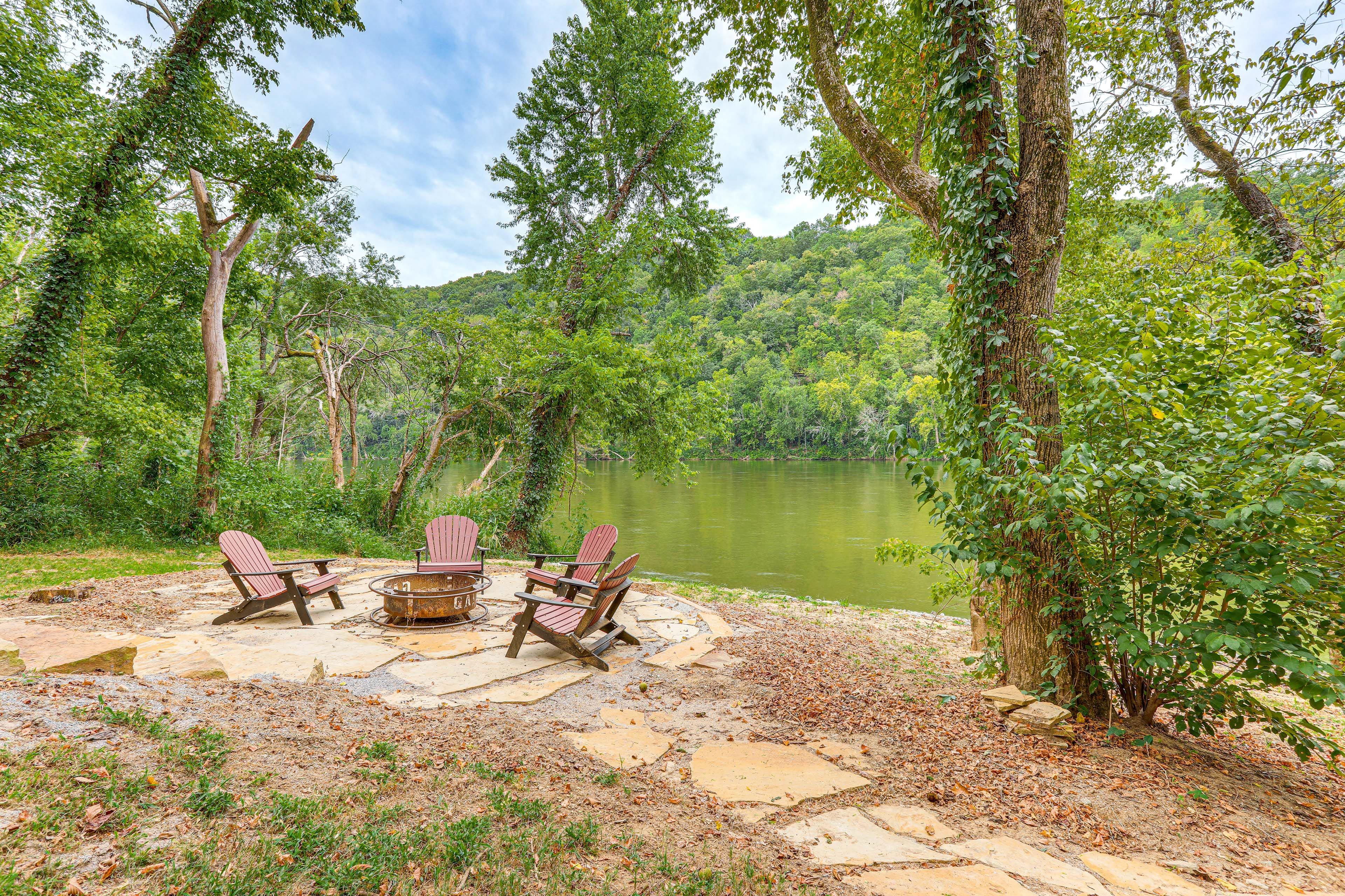 Mountain View Vacation Rental | 4BR | 3BA | 2,600 Sq Ft | Stairs Required