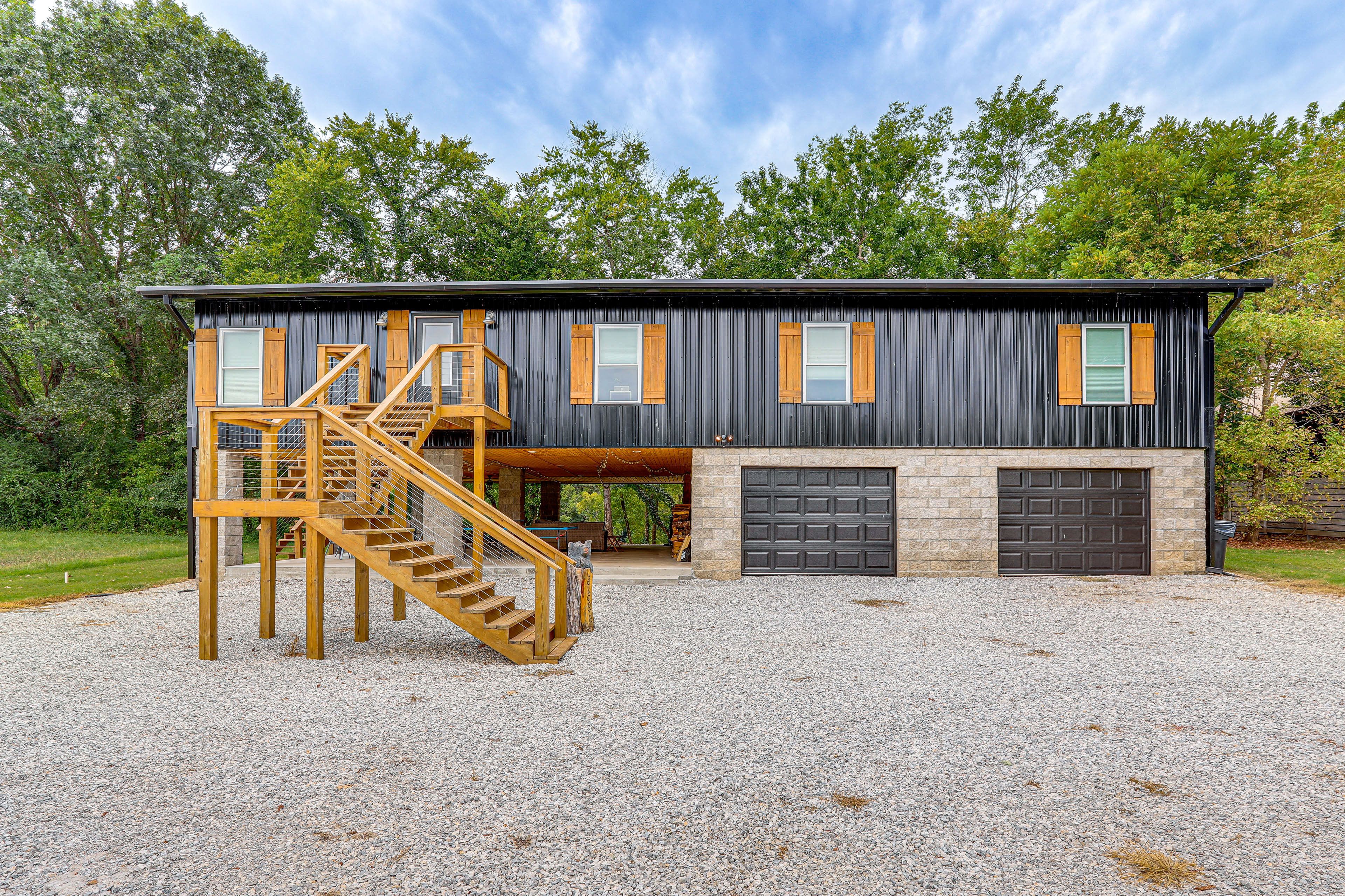 Property Exterior | Driveway (4 Vehicles)