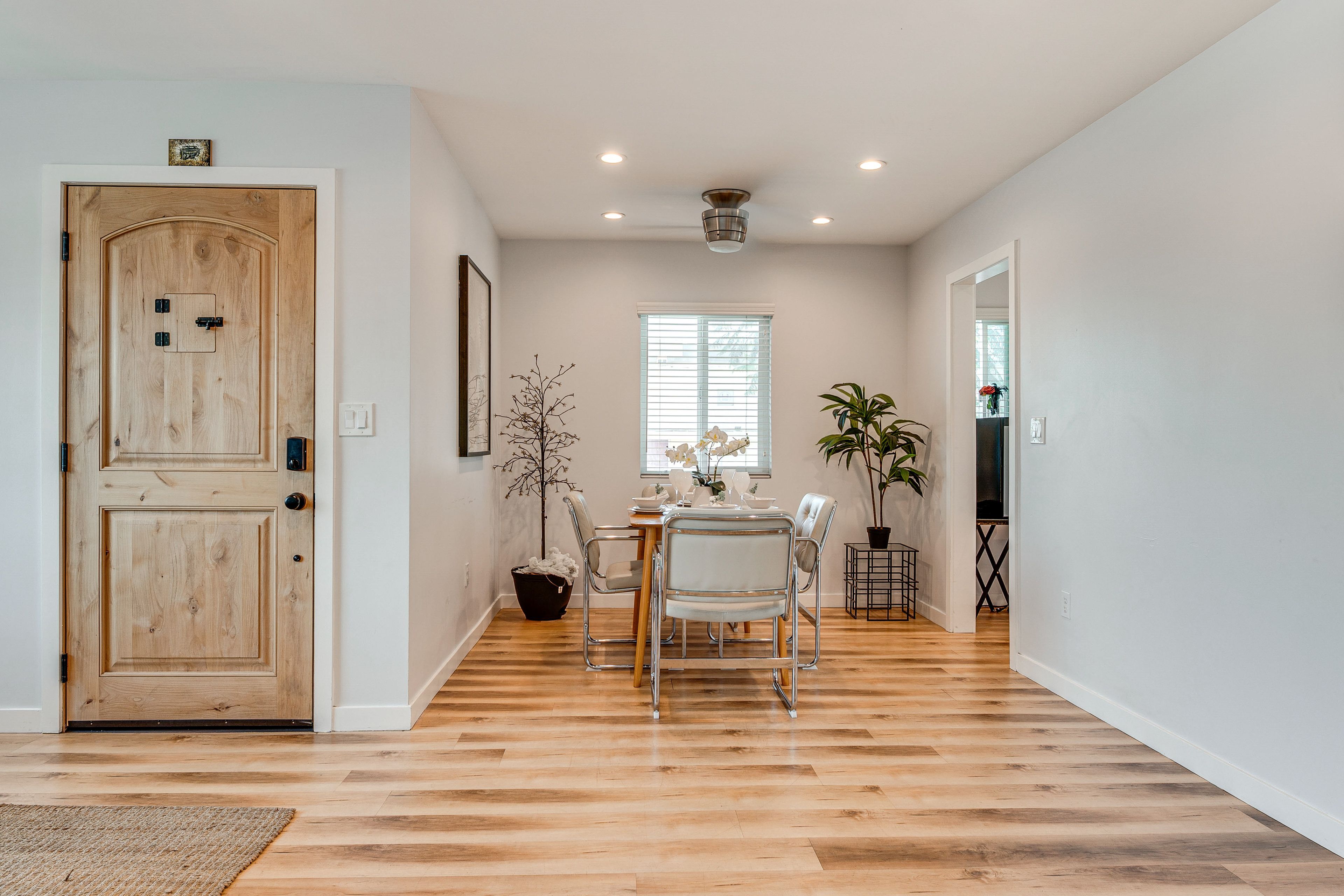 Entryway/Dining Area