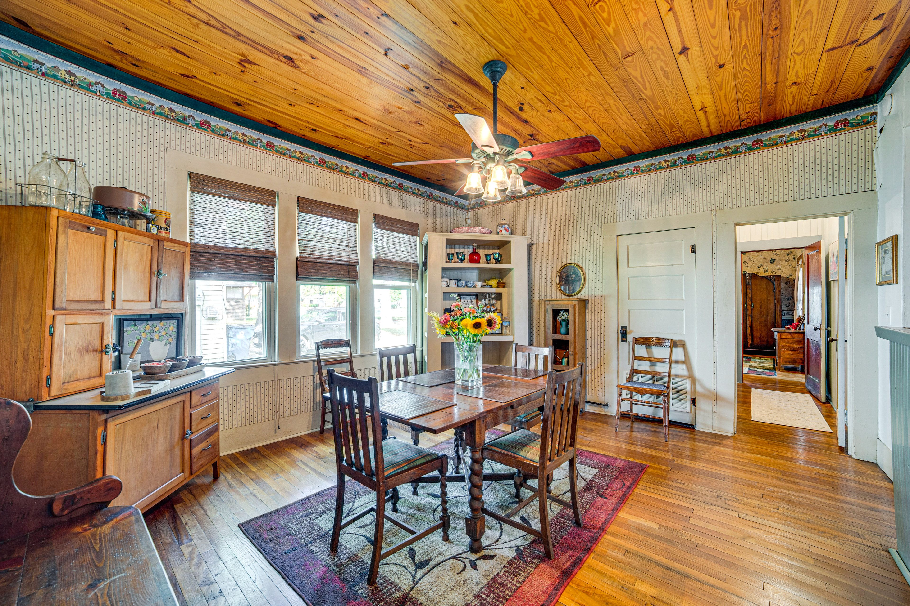 Dining Table | Dishware/Flatware