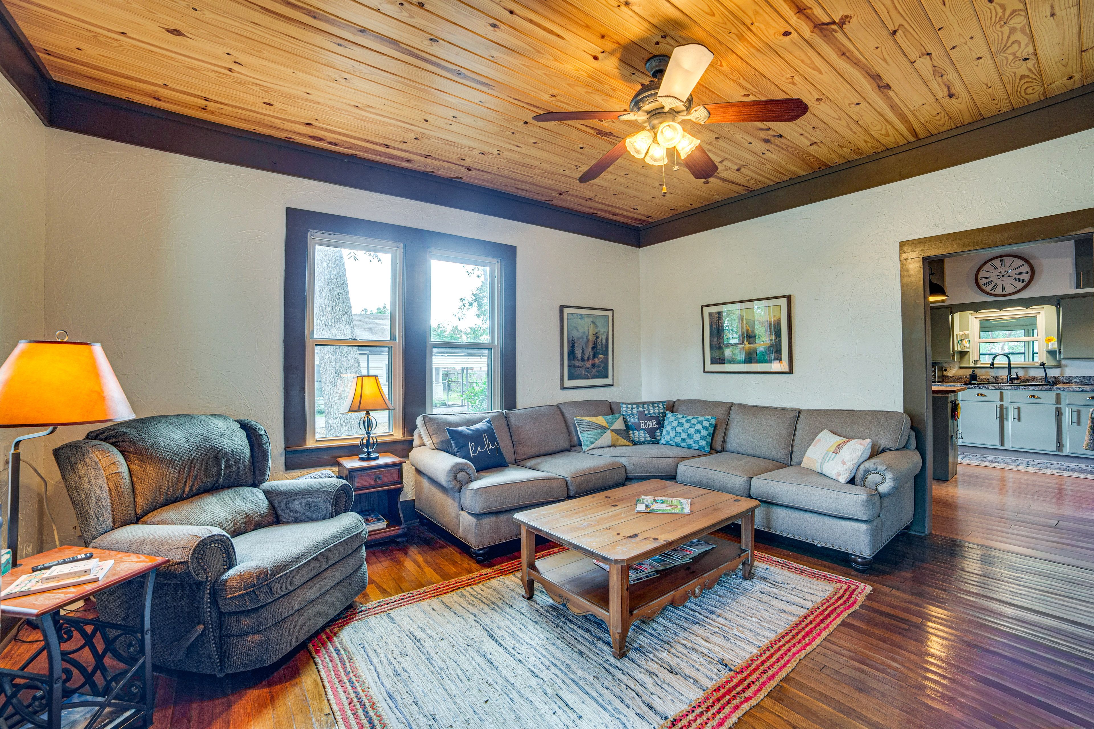 Living Area | Smart TV w/ Cable | Books | Board Games