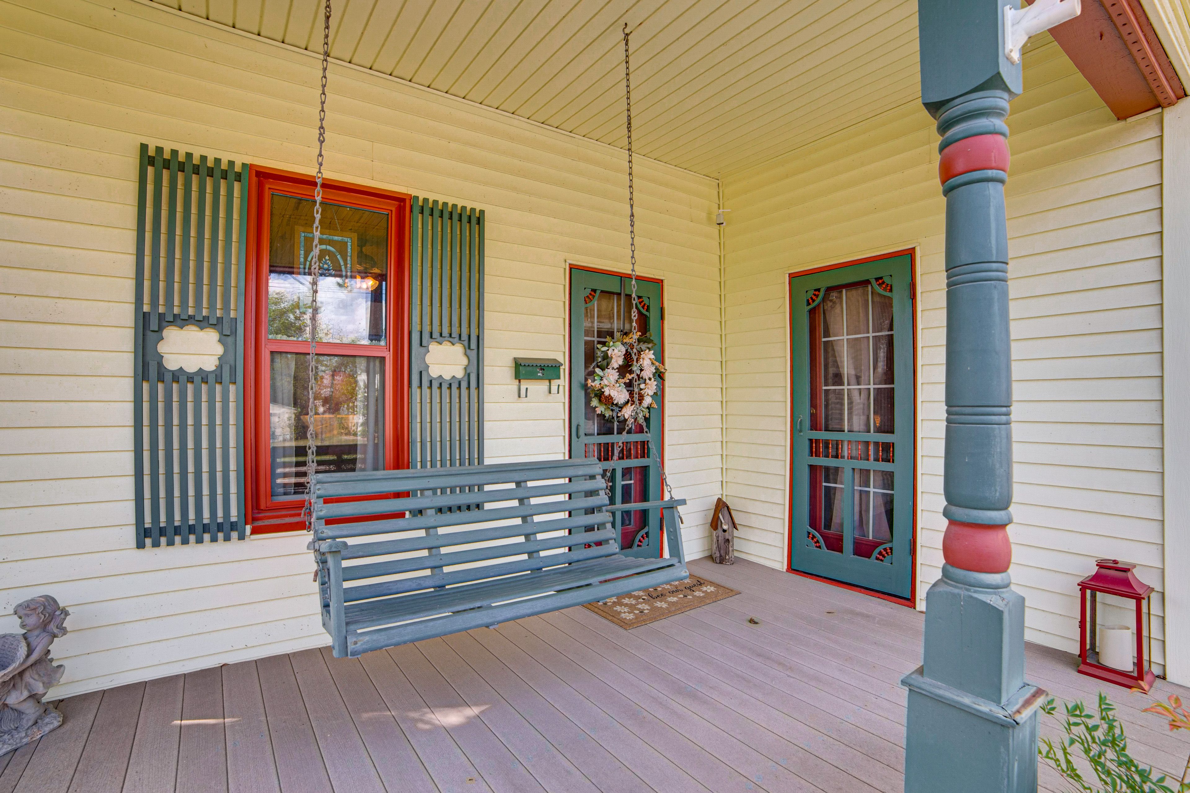 Covered Porch w/ Bench Swing