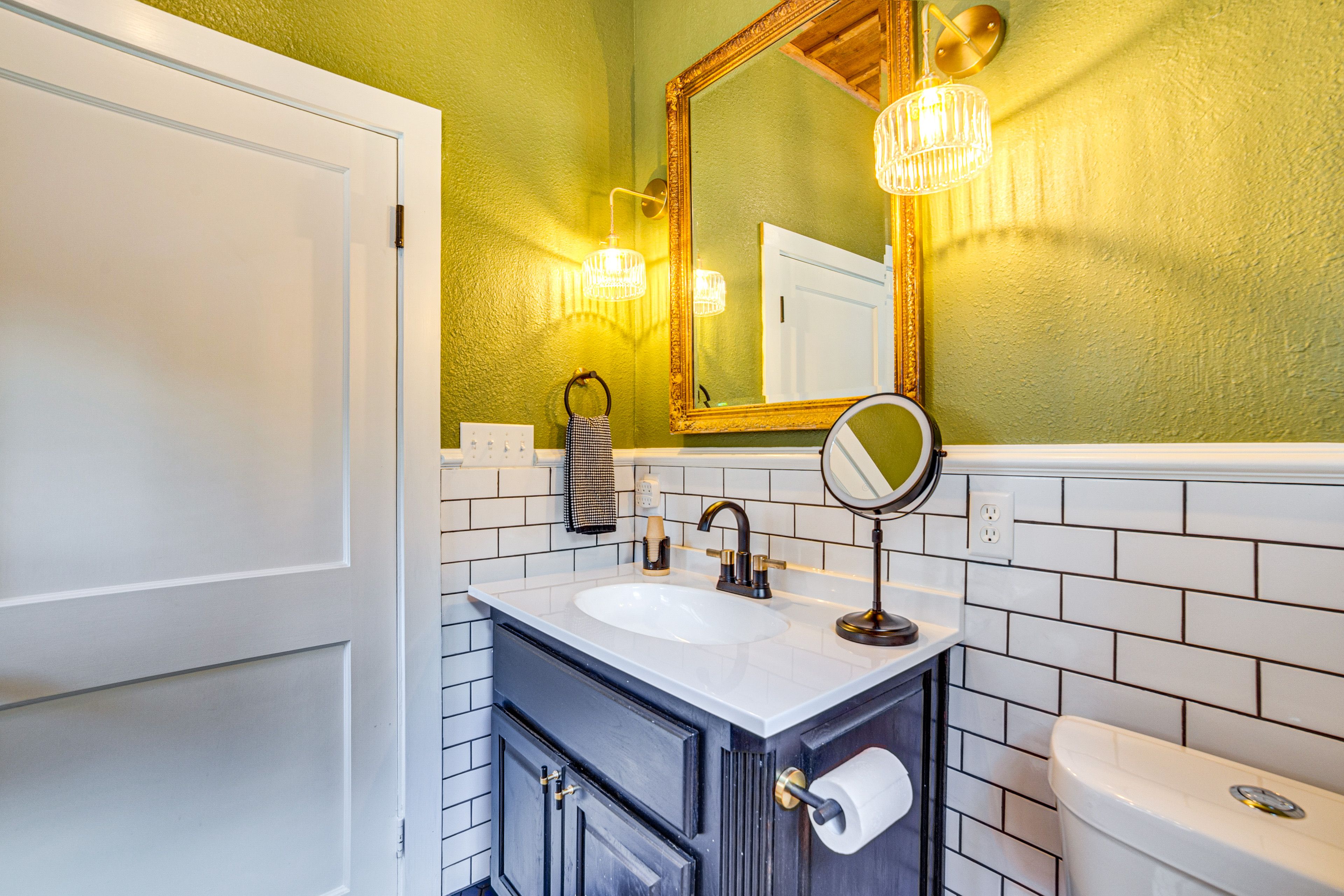 Full Bathroom | Towels Provided