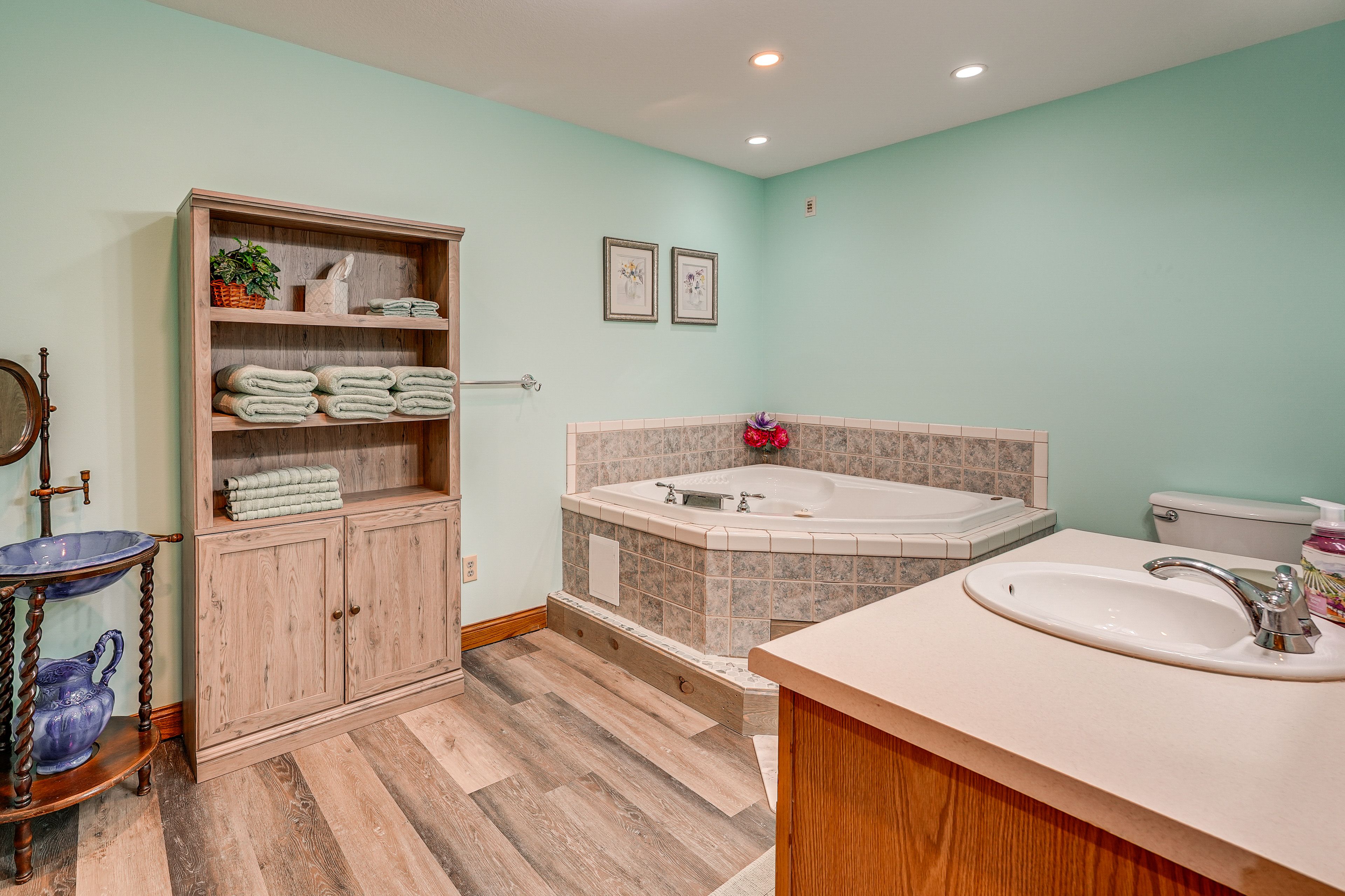 Full Bath | Towels | Hair Dryer | 1st Floor